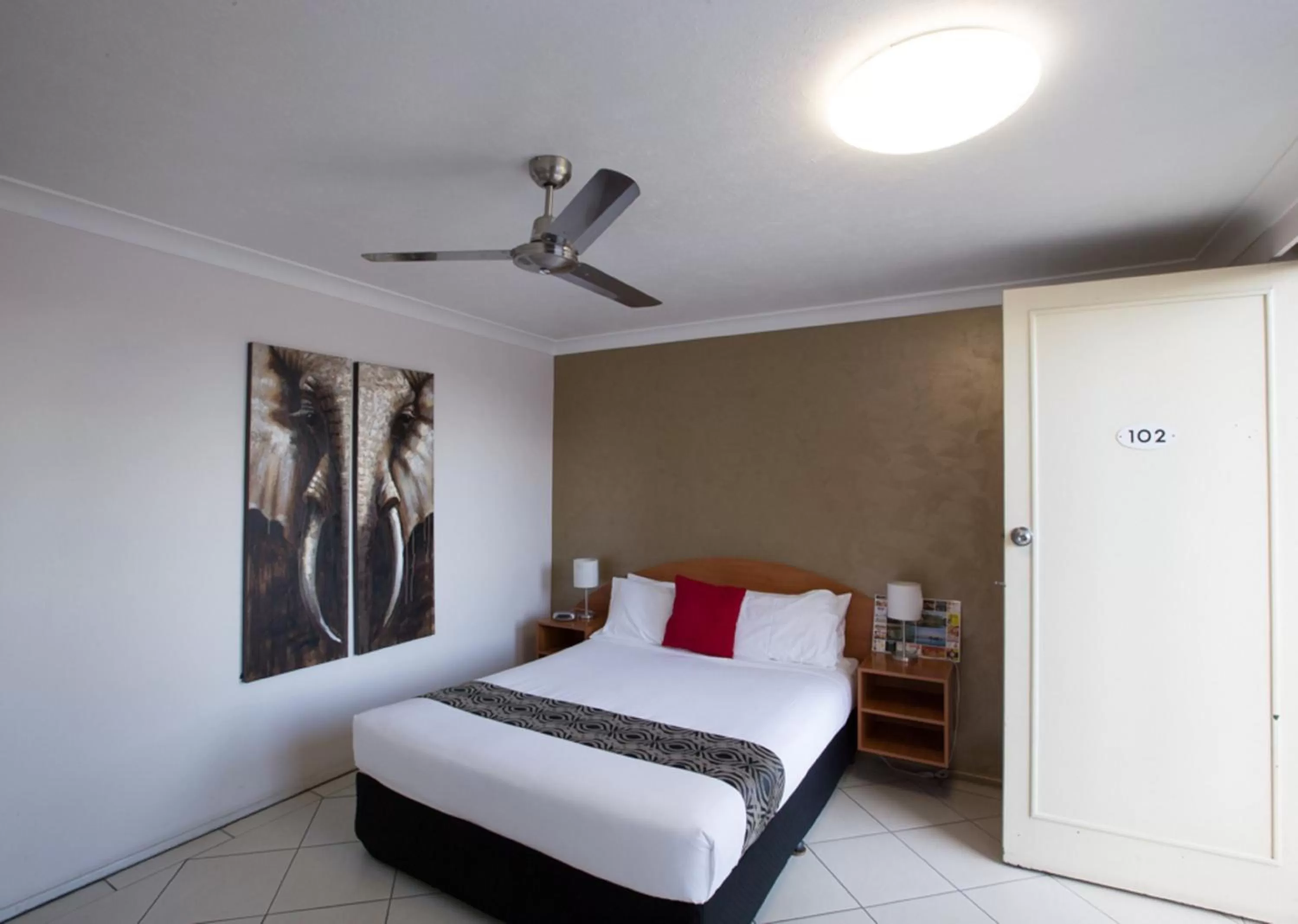 Bedroom, Bed in David Motor Inn