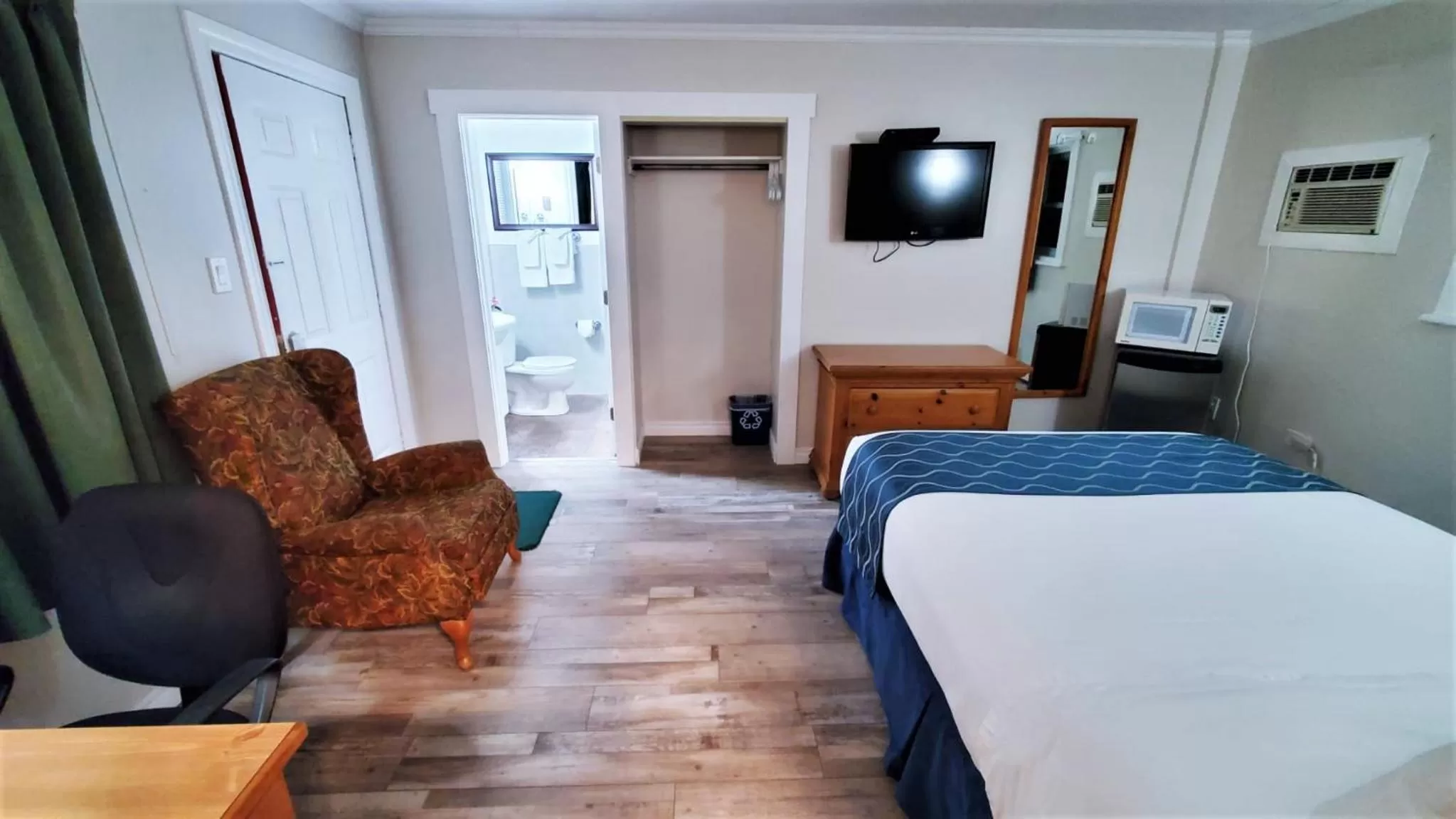 Bed in Knights Inn Colonial Fireside Inn