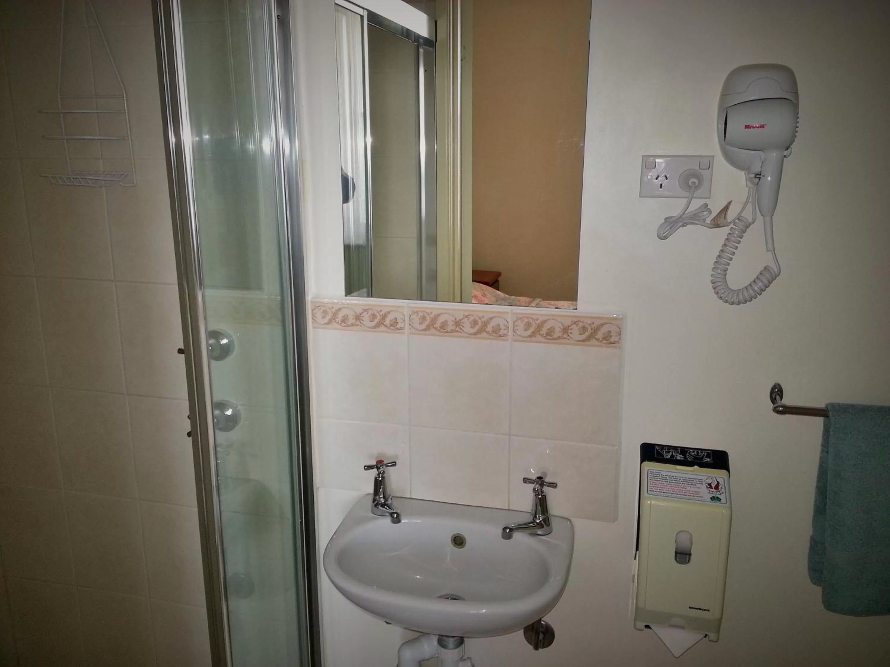 Shower in Sonbern Lodge Motel