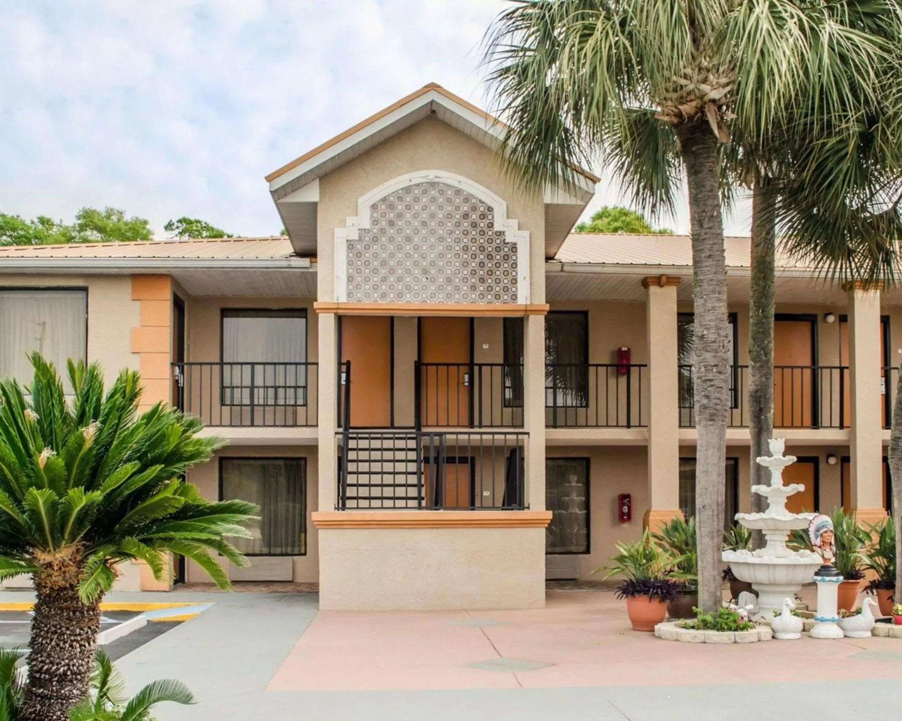 Property building in Quality Inn near Manatee Springs State Park