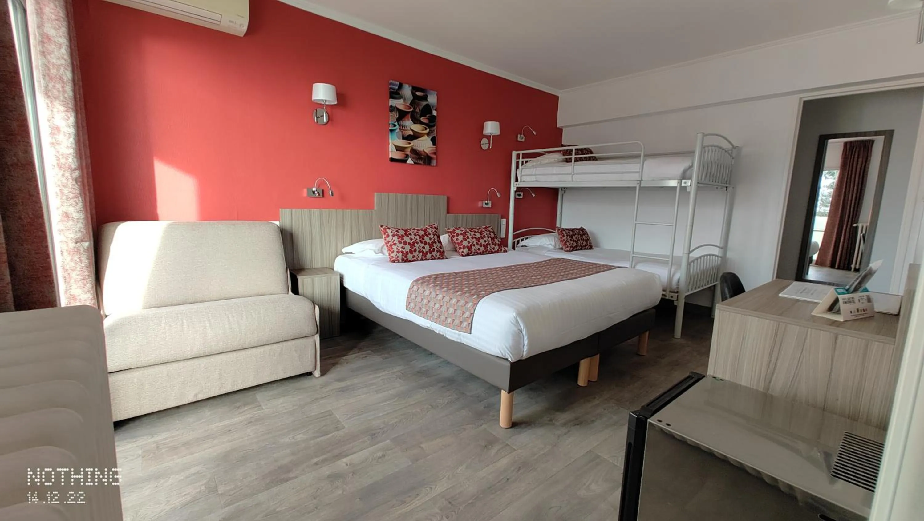 Property building, Bed in Logis Hôtel Les Bleuets