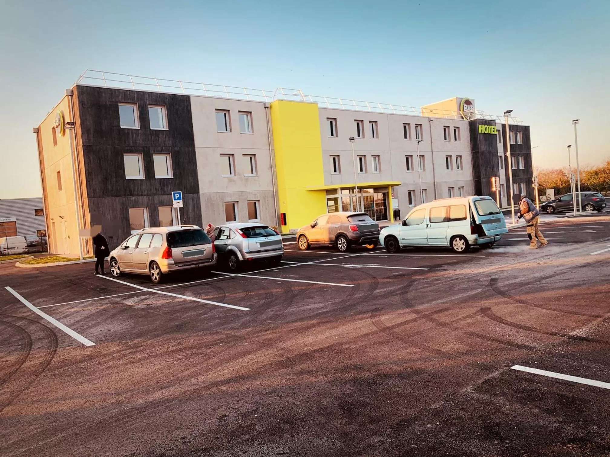 Facade/entrance in B&B HOTEL Montargis-Amilly