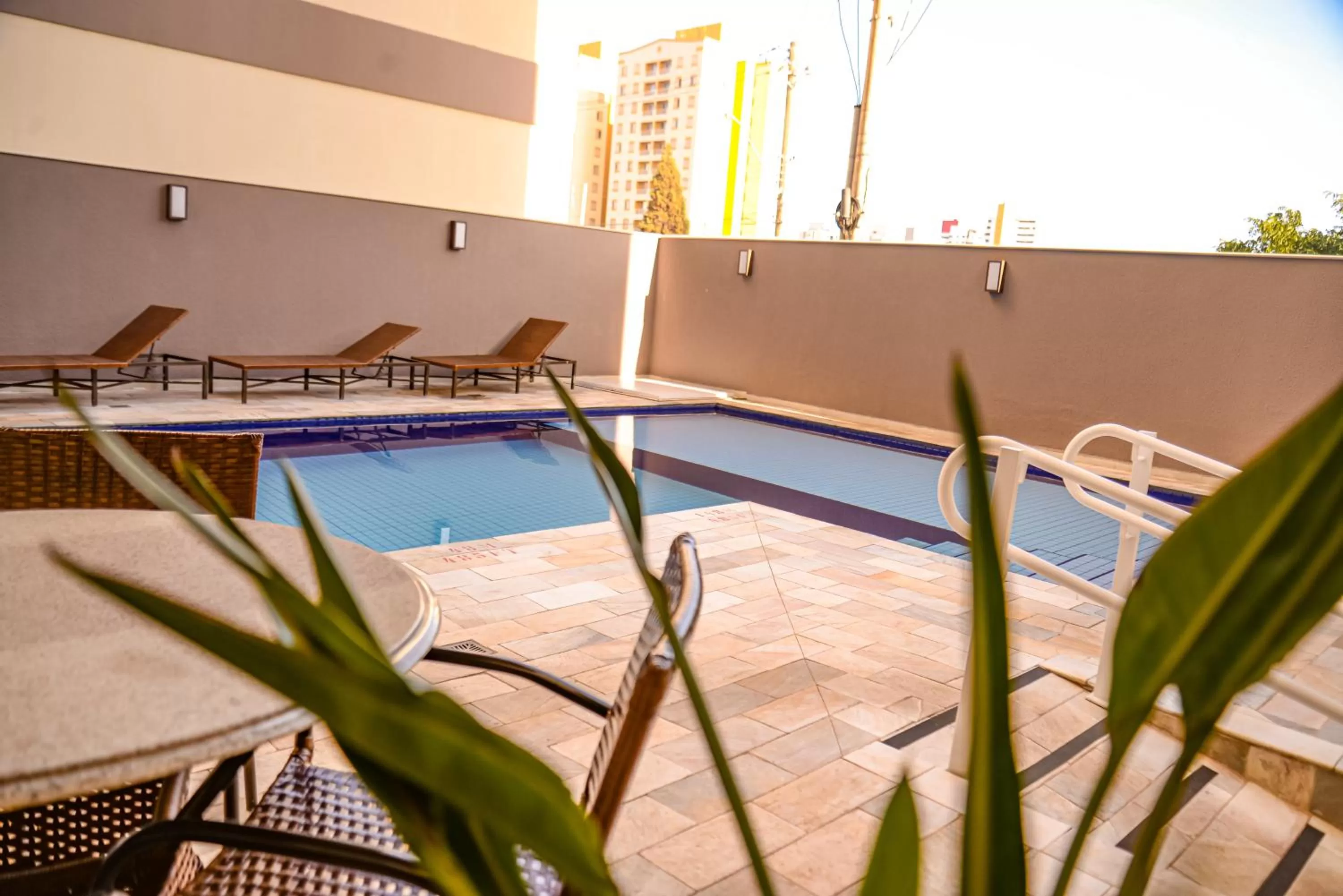 Swimming pool in Comfort Hotel Bauru