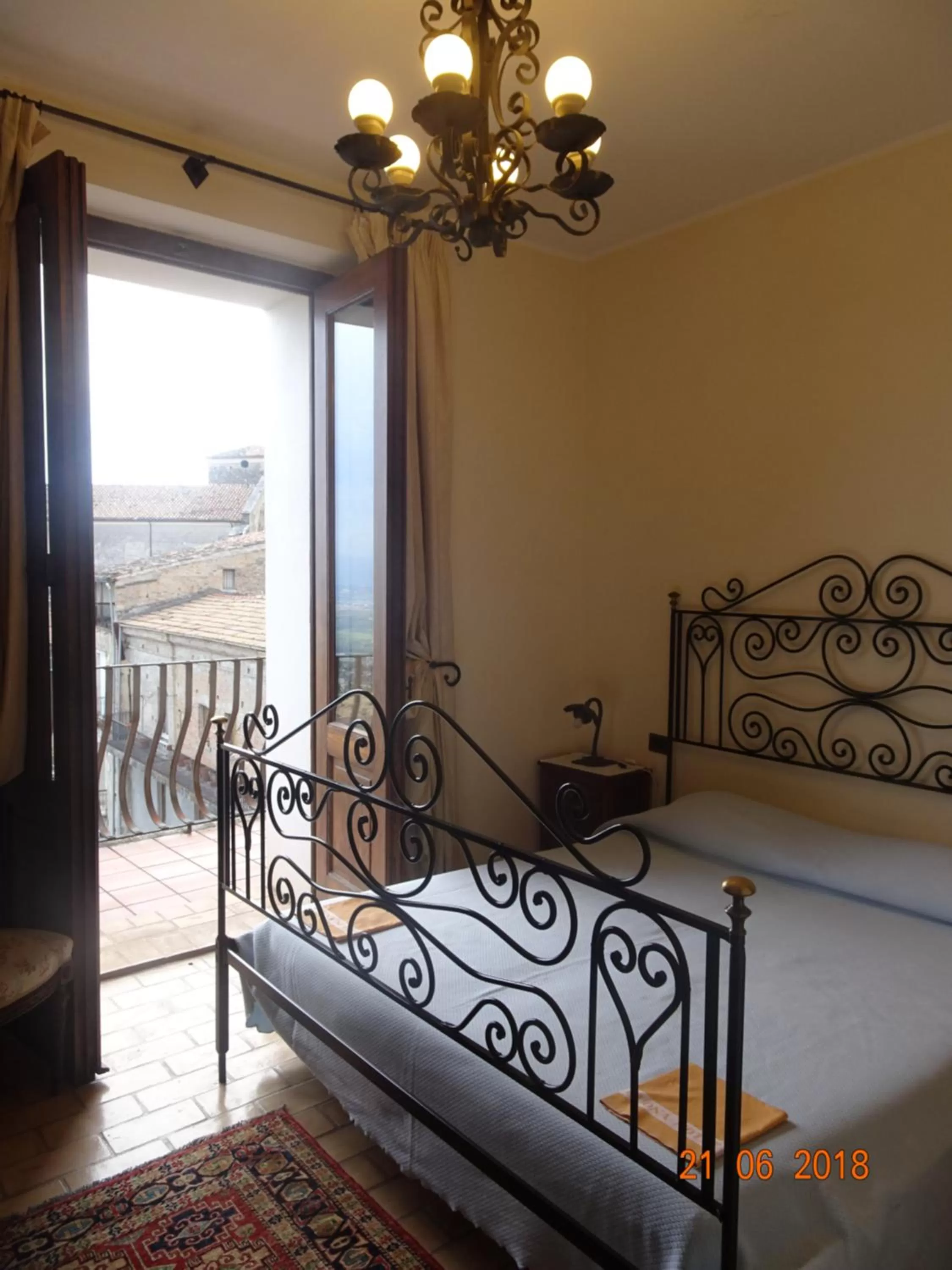 Photo of the whole room, Bed in Castello di Altomonte