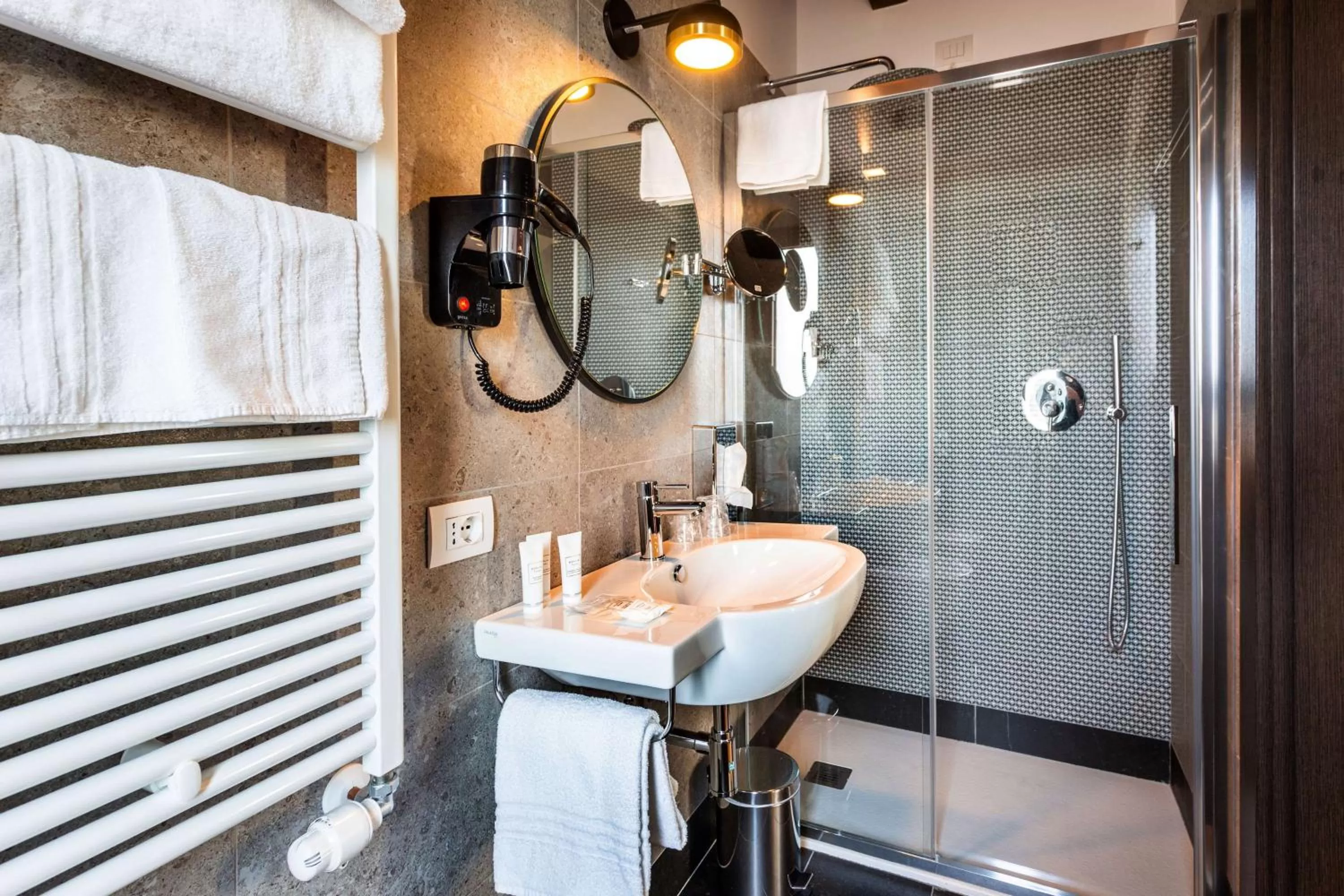 Shower in BEST WESTERN Titian Inn Hotel Treviso