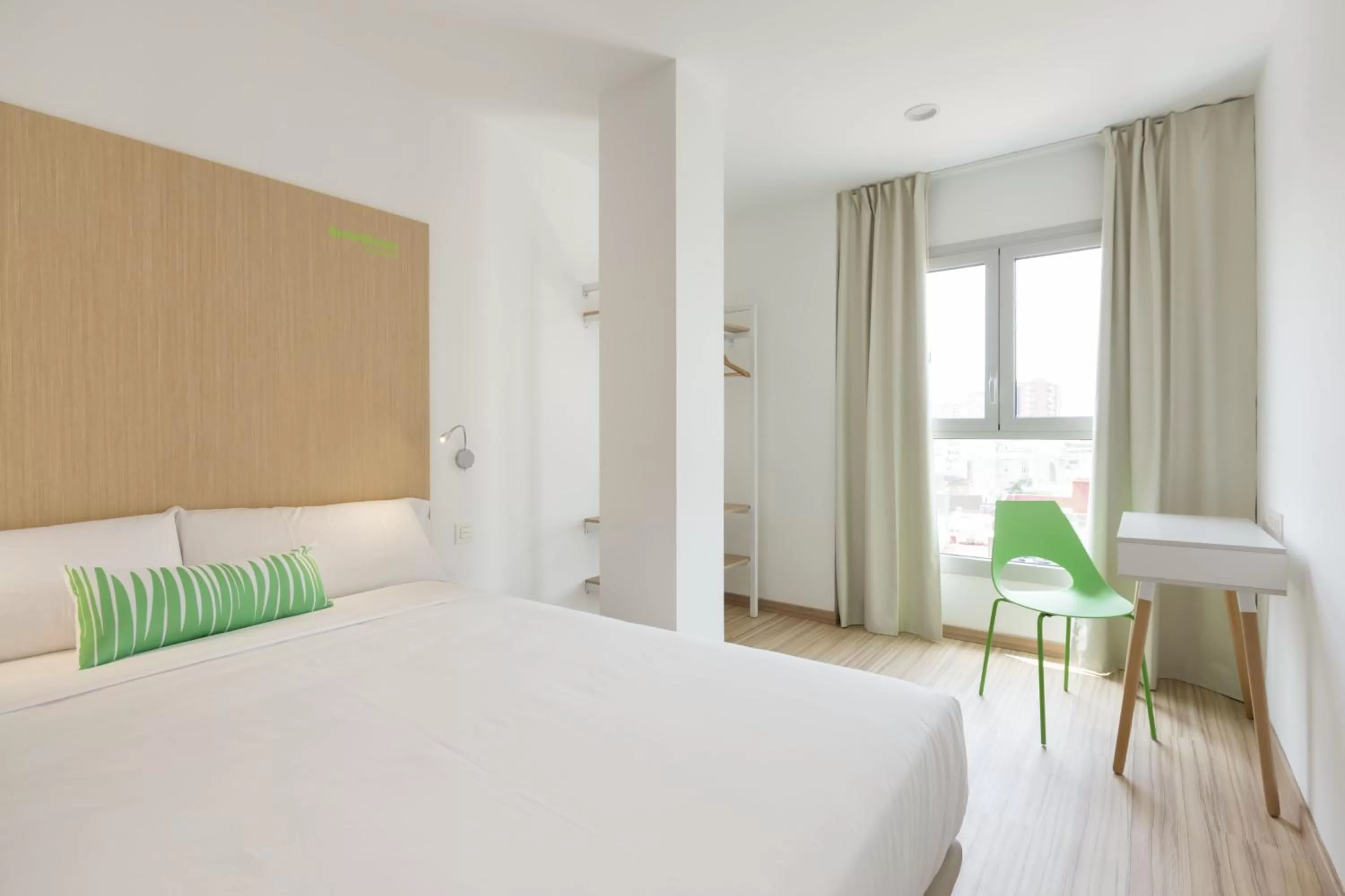 Photo of the whole room, Bed in SmartRoom Barcelona