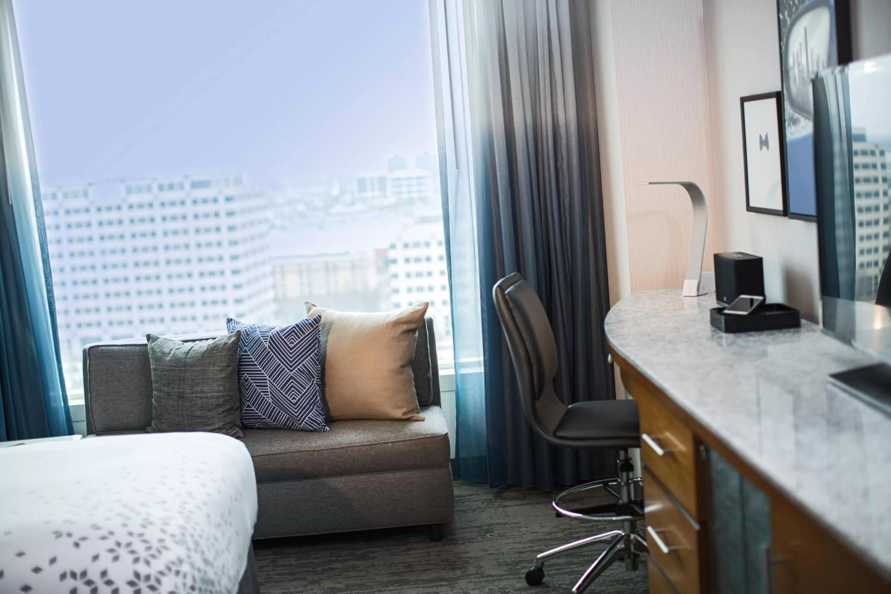 King Room with Adapted Tub - Mobility Accessible in Renaissance Schaumburg Convention Center Hotel