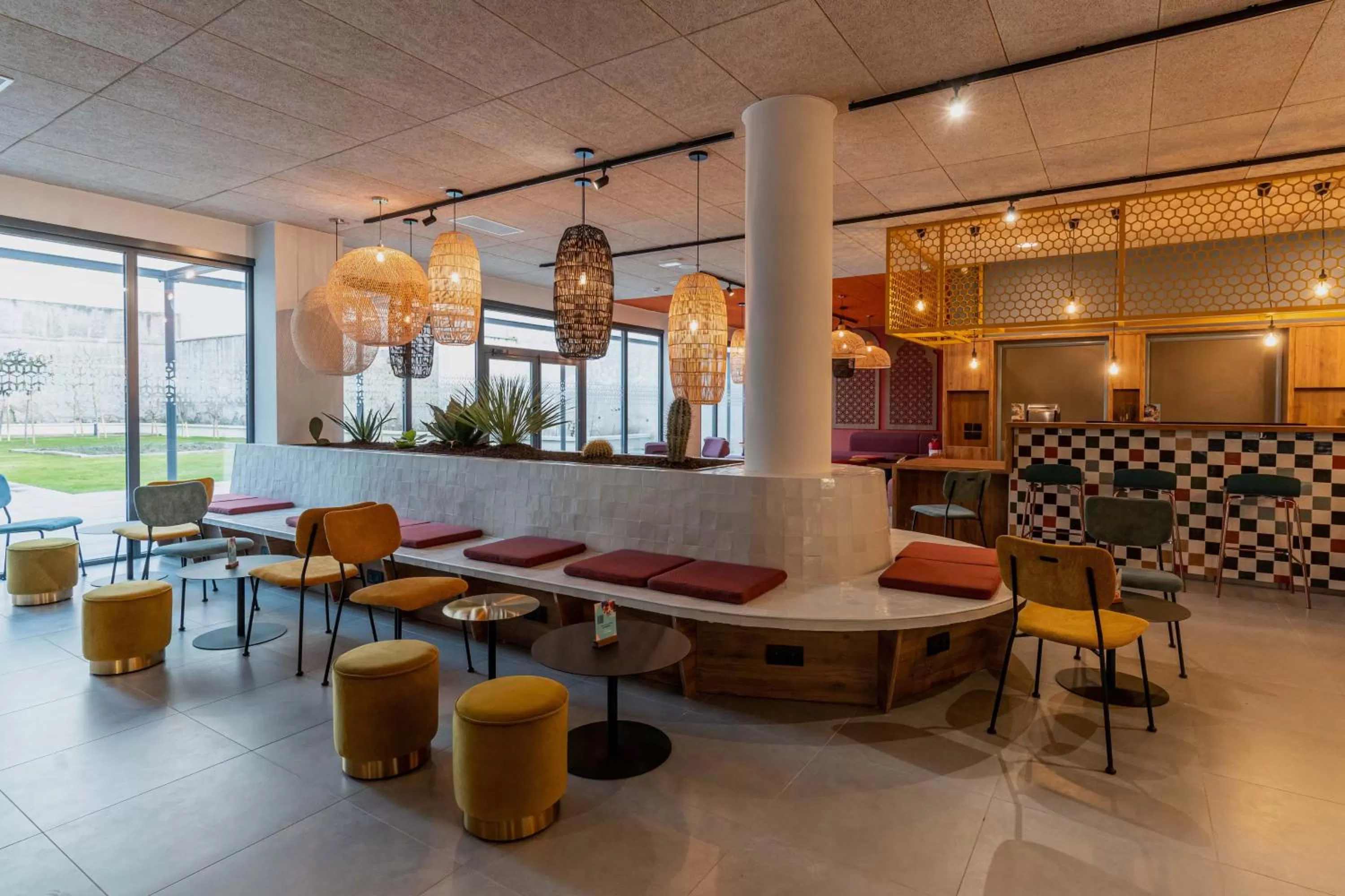 Lounge or bar, Lounge/Bar in MEININGER Marseille Centre la Joliette