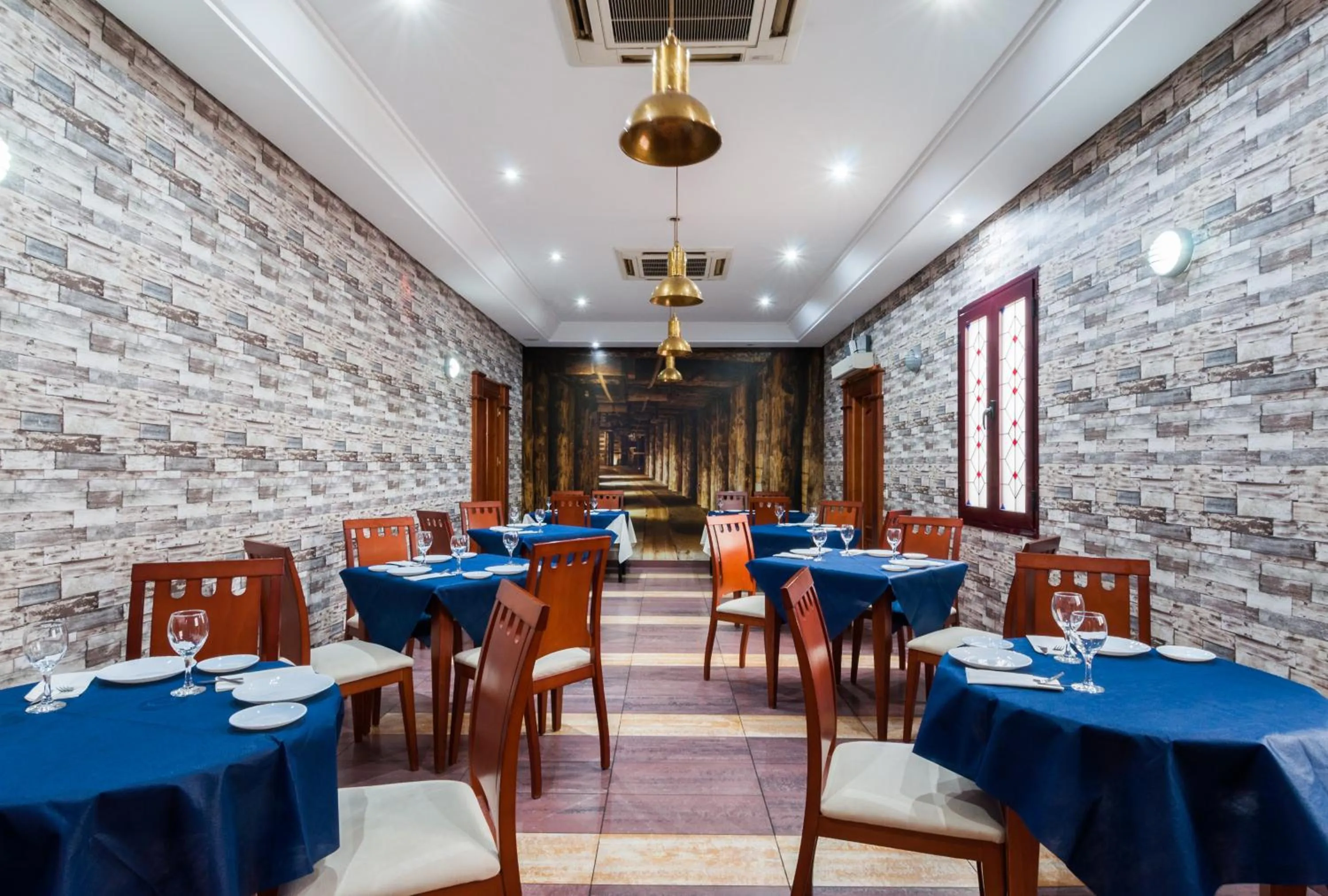 Restaurant/places to eat in Hotel Victoria