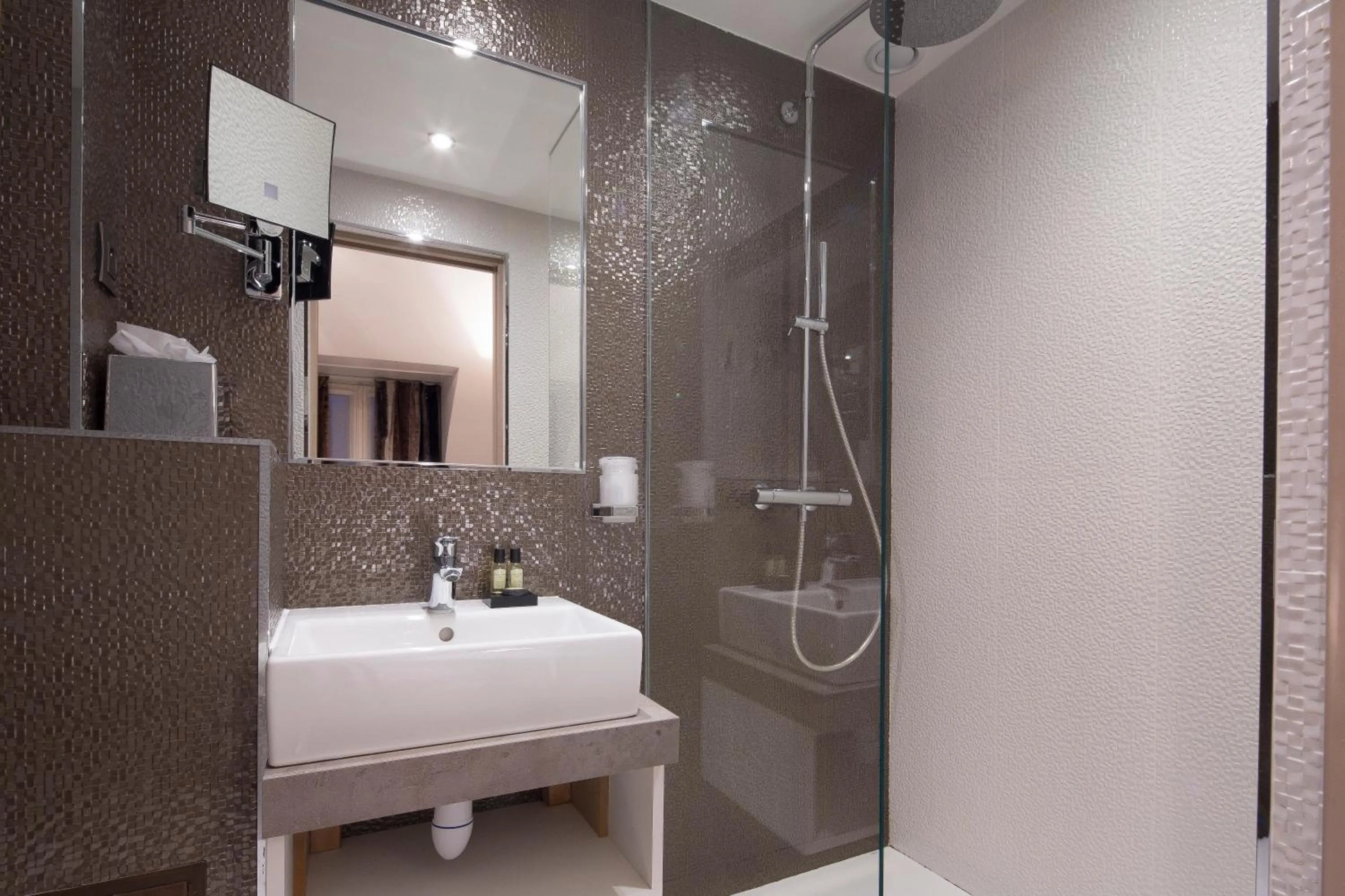 Shower in Hôtel Jacques de Molay - Fitness & Sauna