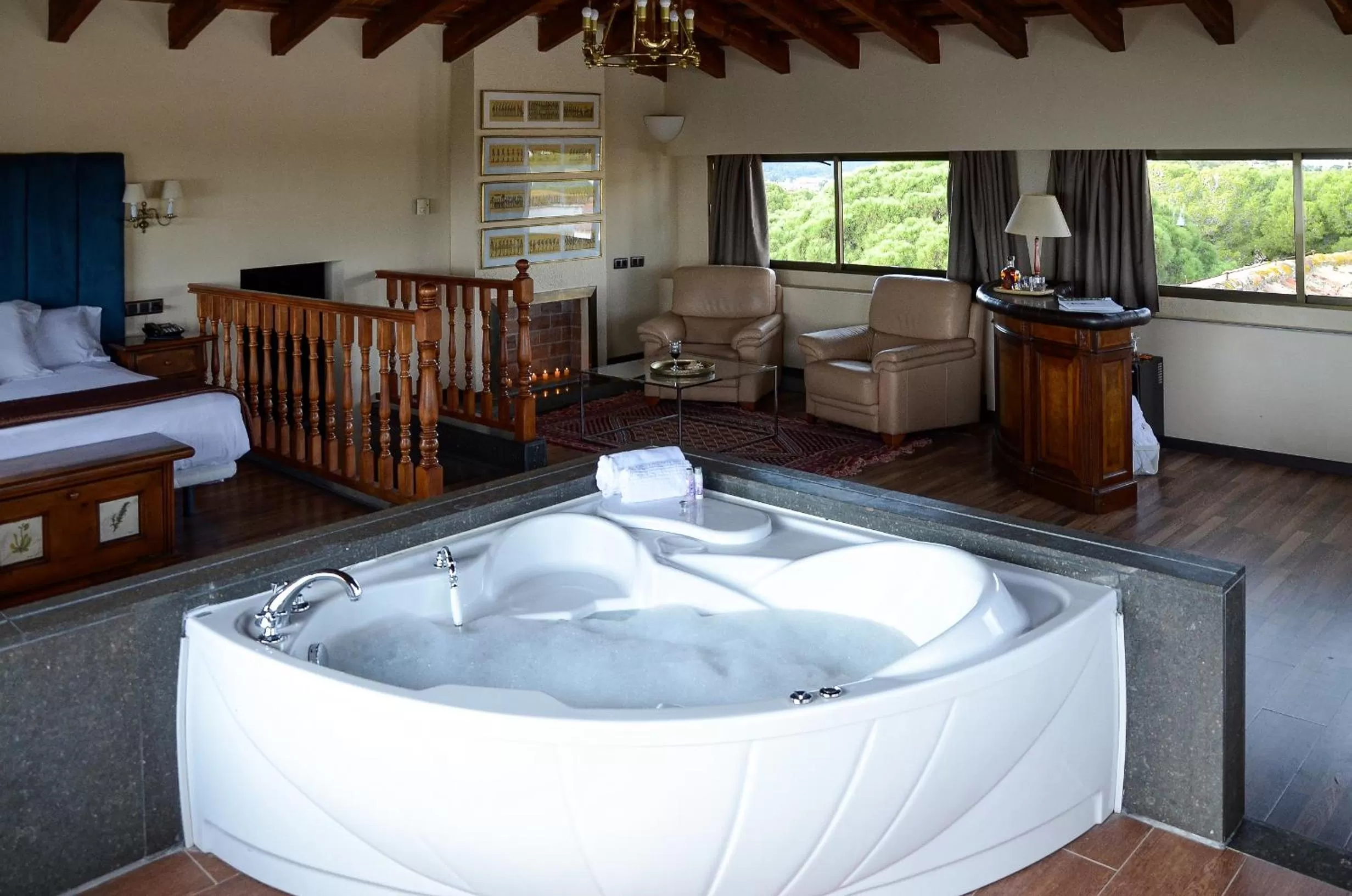 Hot Tub, Bed in Hotel Roger de Flor by Seleqtta