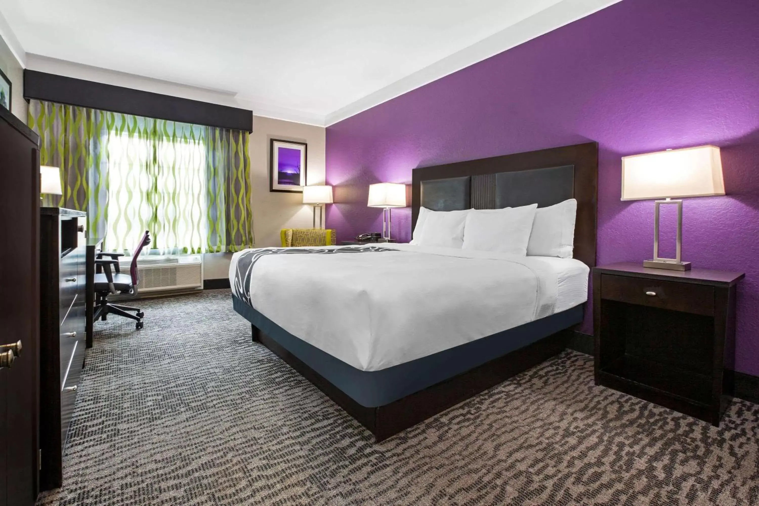 Deluxe King Room with Bath Tub - Mobility/Hearing Accessible - Non-Smoking in La Quinta by Wyndham Pearland Deluxe King Room with Bath Tub - Mobility/Hearing Accessible - Non-Smoking in La Quinta by Wyndham Pearland