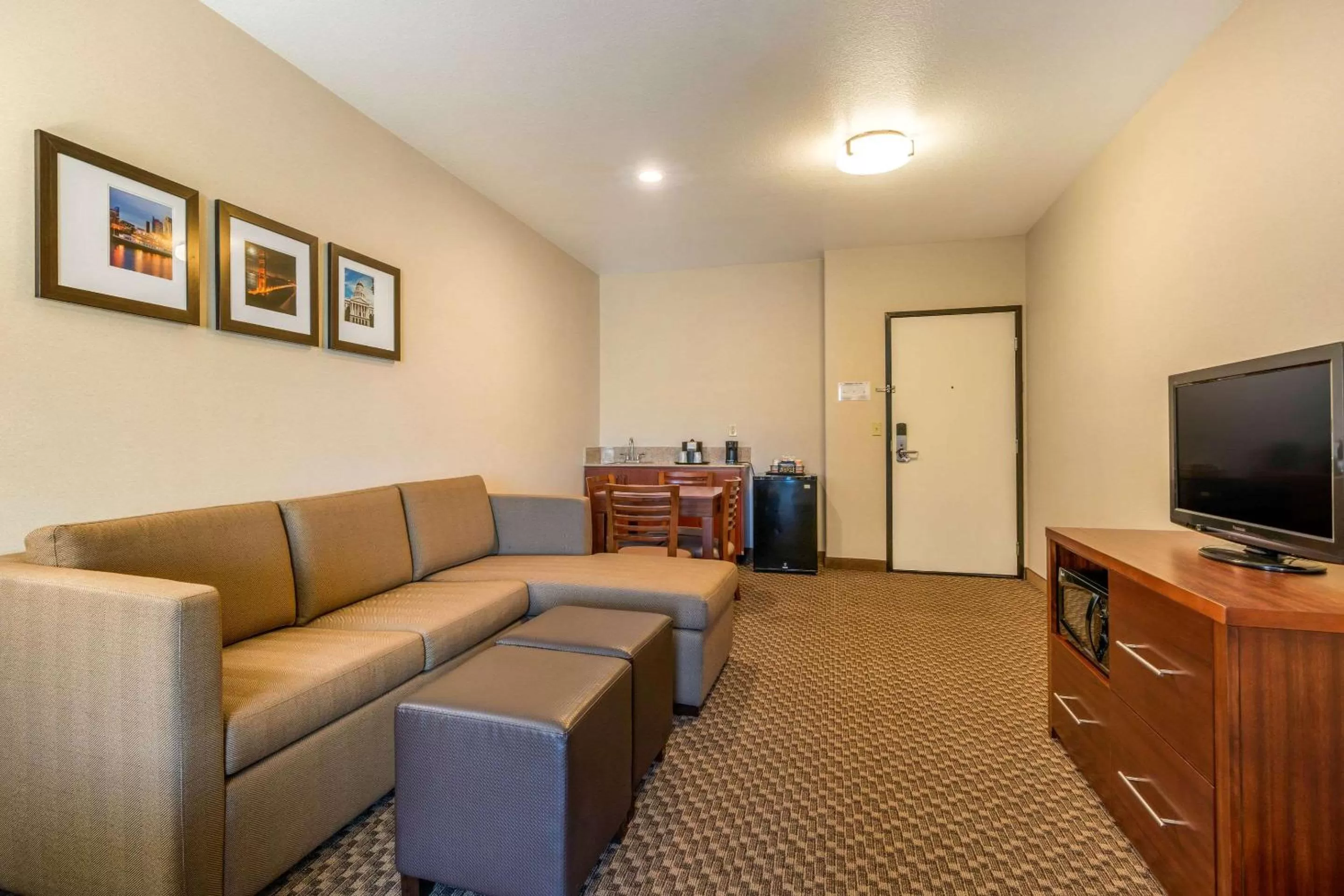 Photo of the whole room in Comfort Inn & Suites Galt - Lodi North