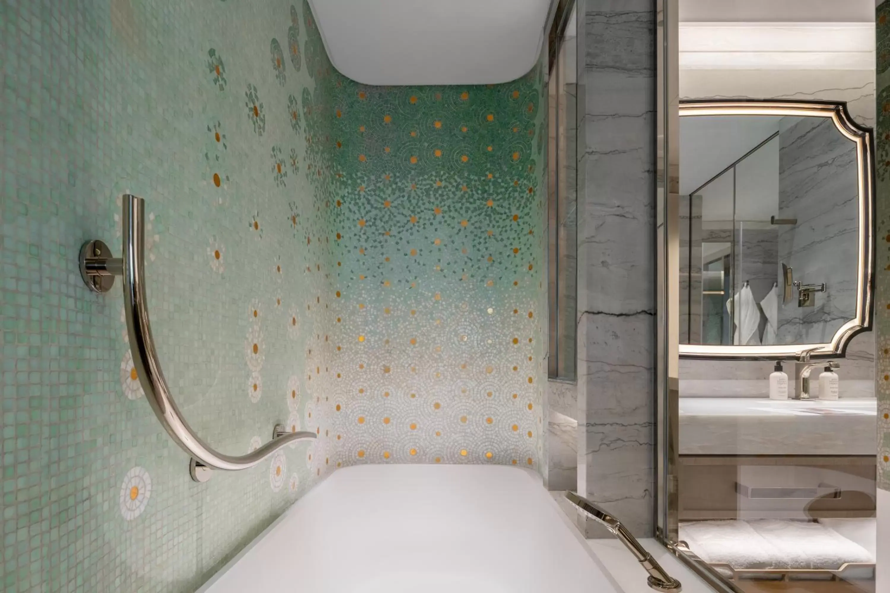 Island Shangri-La Horizon Harbor View Twin Room (Newly Renovated) in Island Shangri-La, Hong Kong Island Shangri-La Horizon Harbor View Twin Room (Newly Renovated) in Island Shangri-La, Hong Kong