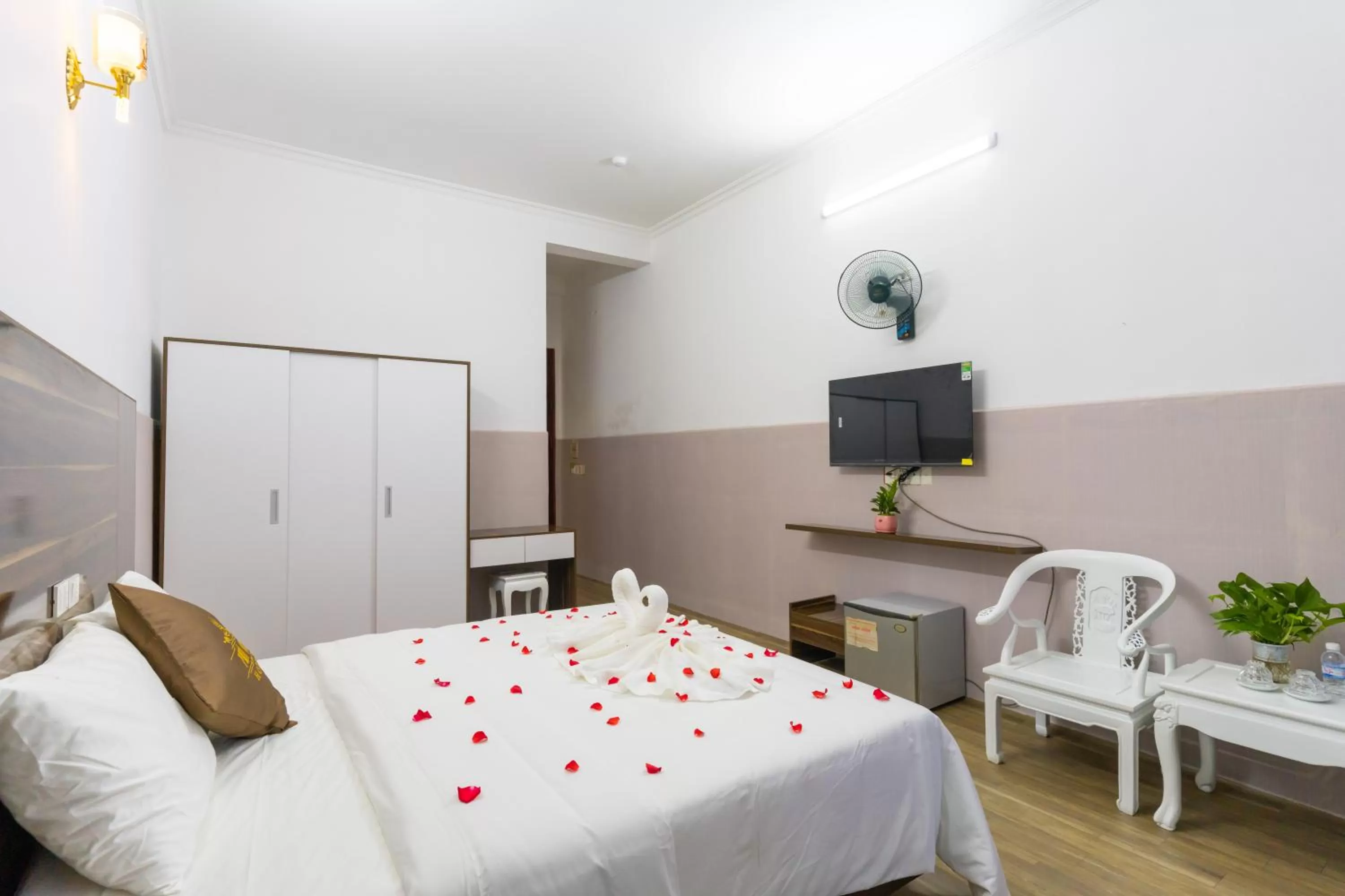 PHÚ QUÝ HOTEL near ĐÔNG KINH MARKET