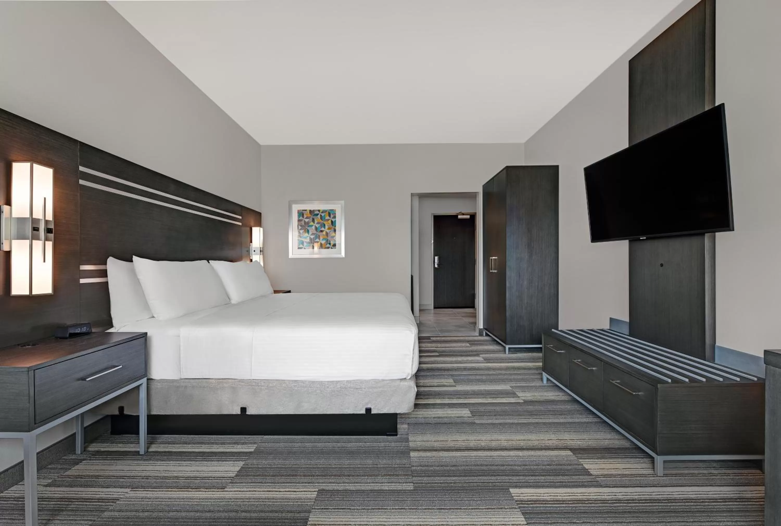 Photo of the whole room, Bed in Holiday Inn Express & Suites Memorial – CityCentre by IHG