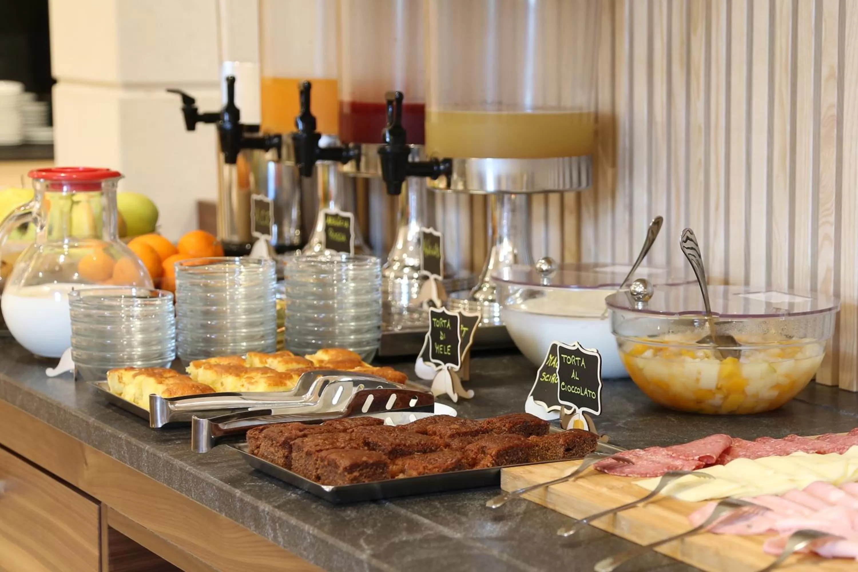 Restaurant/places to eat in Hotel Garden