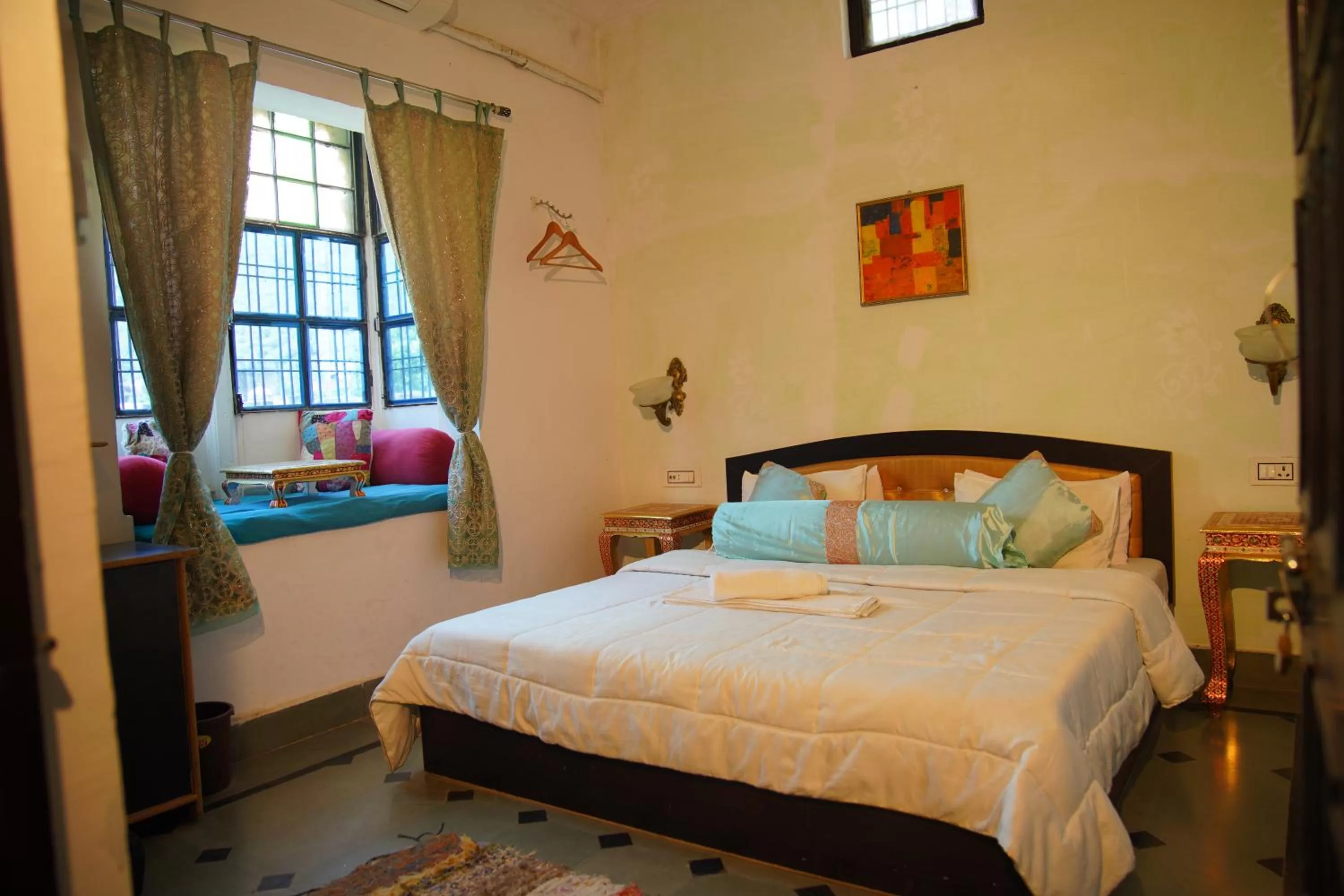 Bed in Hotel Bundi House