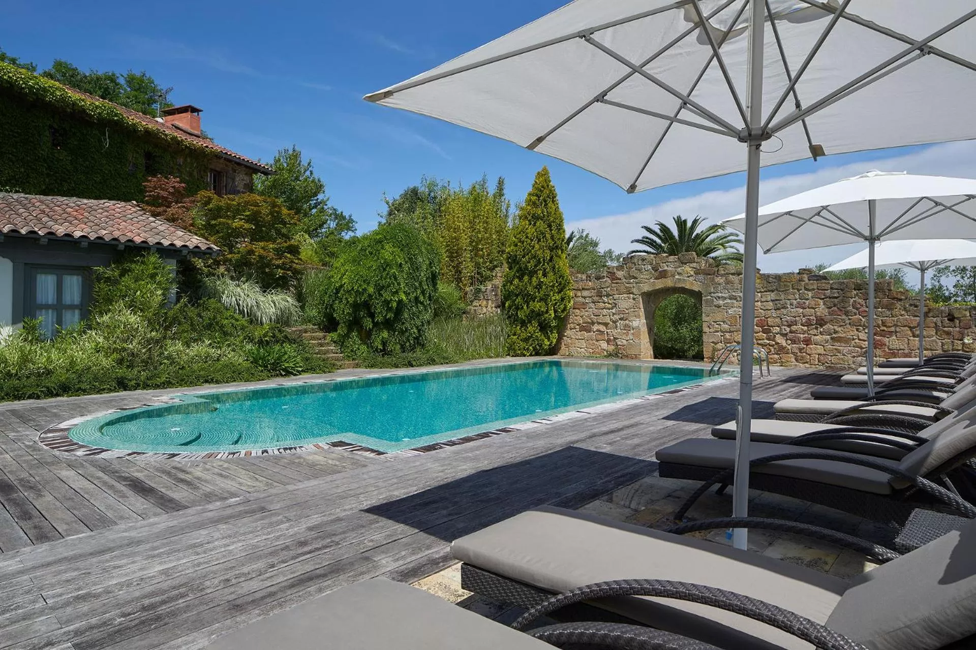 Swimming pool in Hotel Iturregi