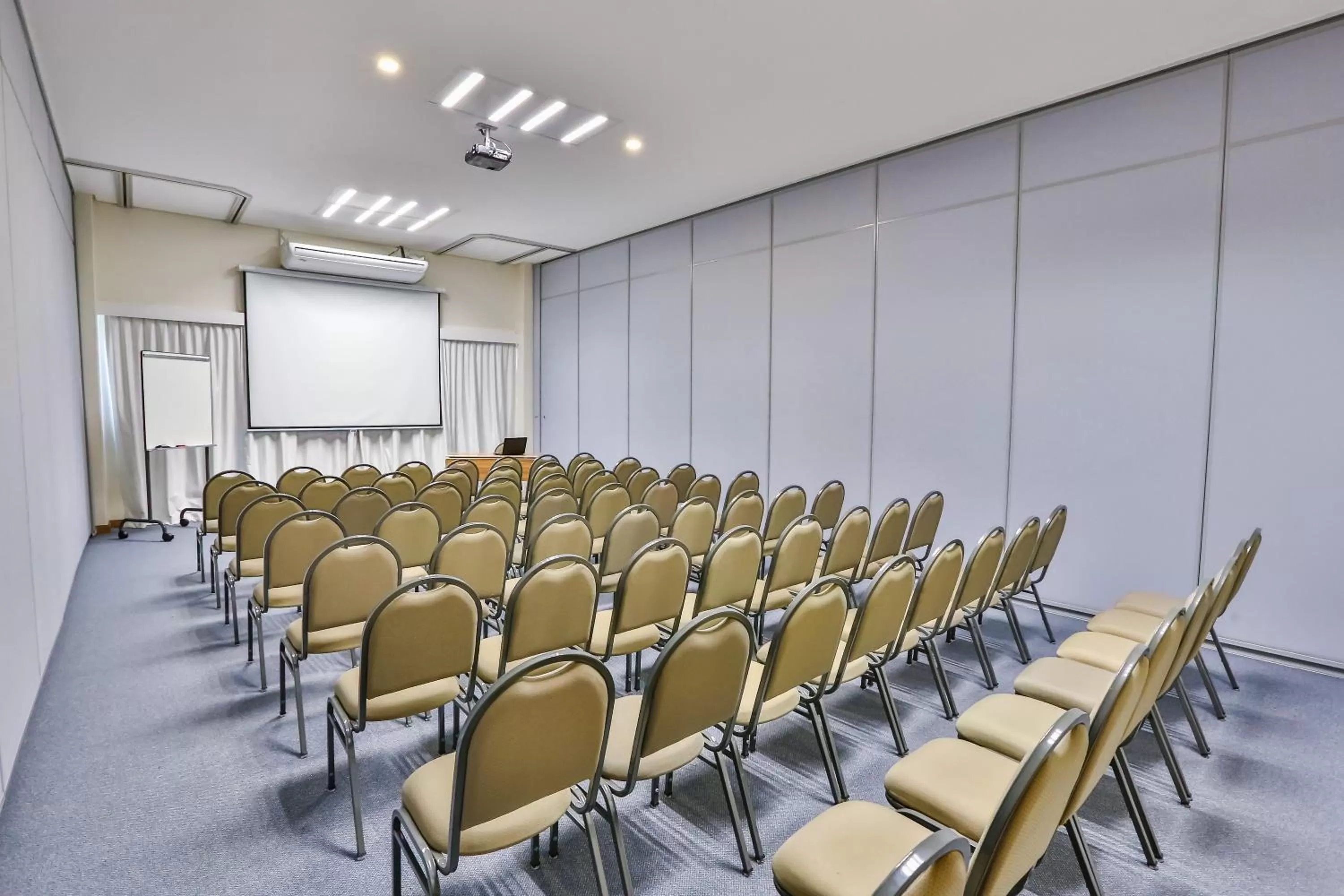 Meeting/conference room in Comfort Mogi Guaçu