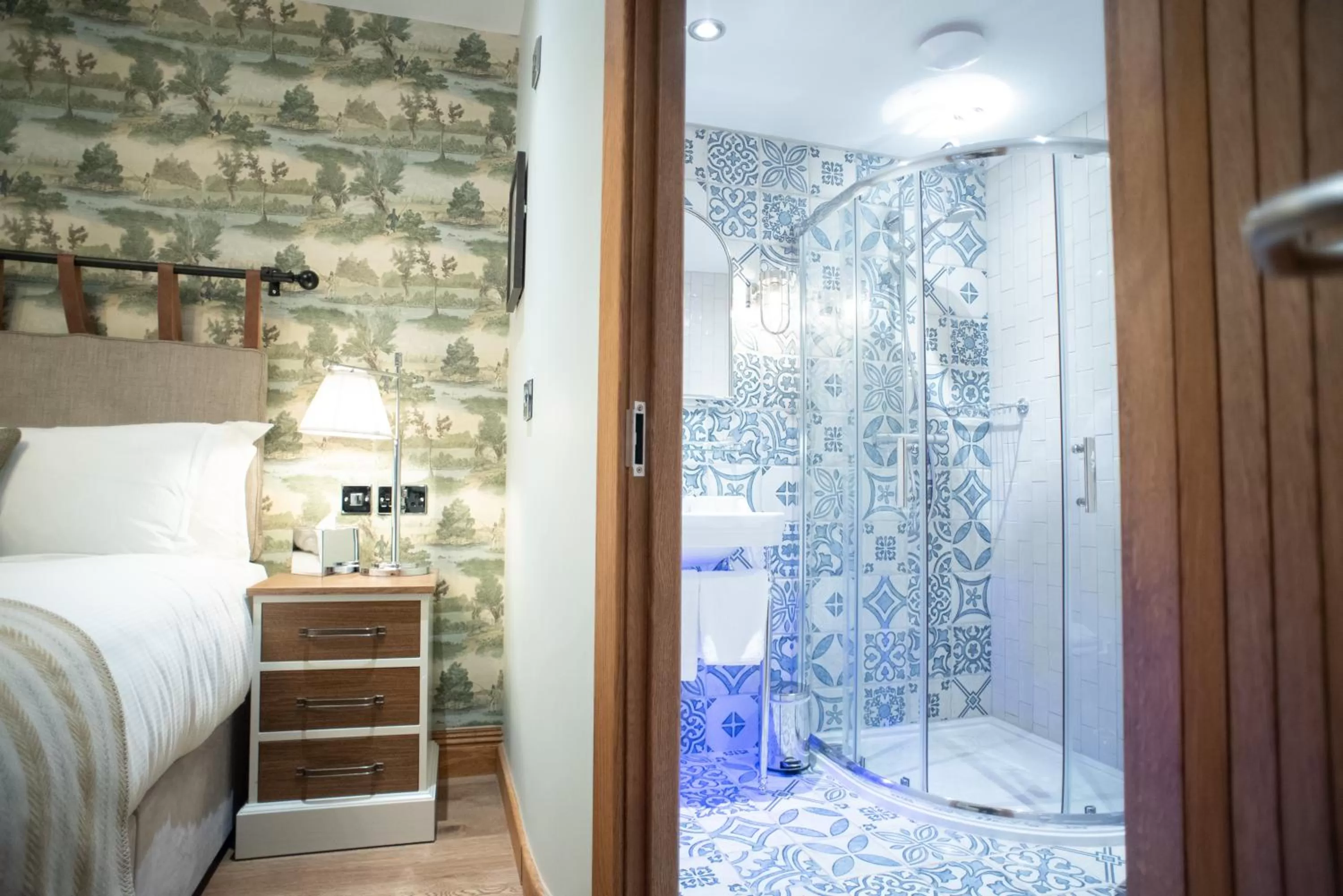 Bed in Cromwell Arms Country Pub with Rooms