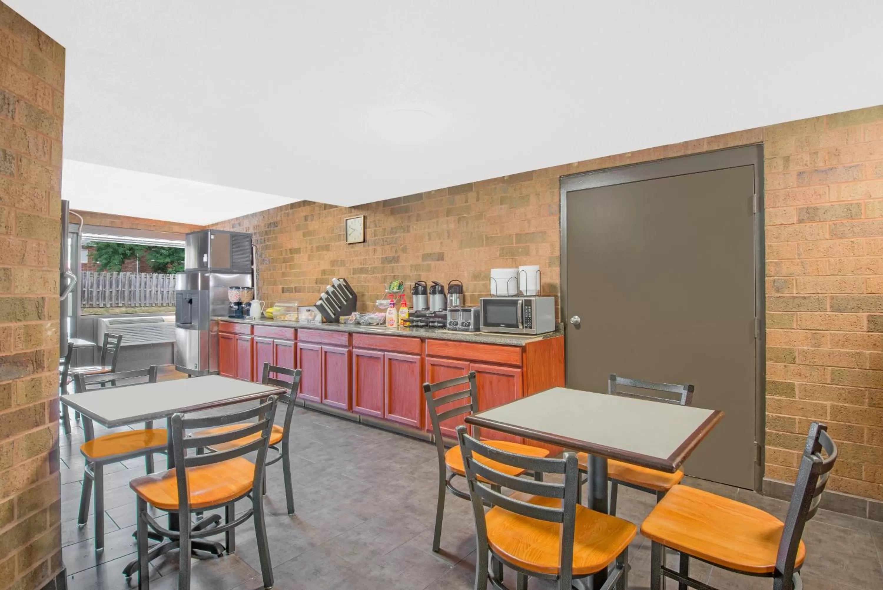 Restaurant/places to eat in Skylight Inn Willoughby - Cleveland Mentor