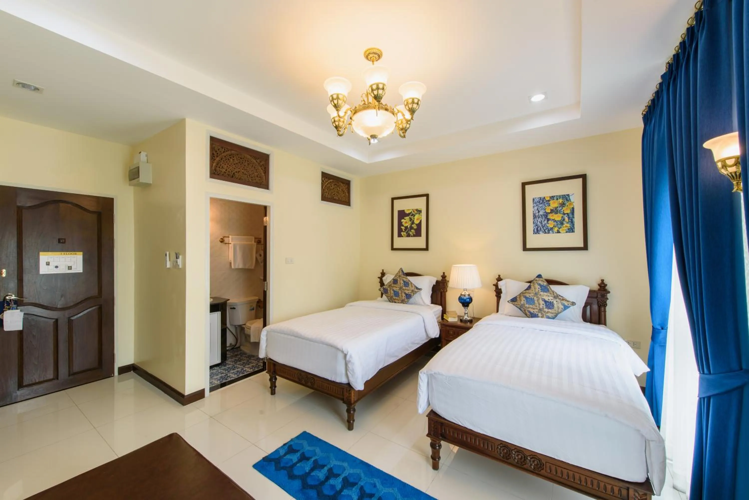 Toilet, Bed in The Velvet Orchid