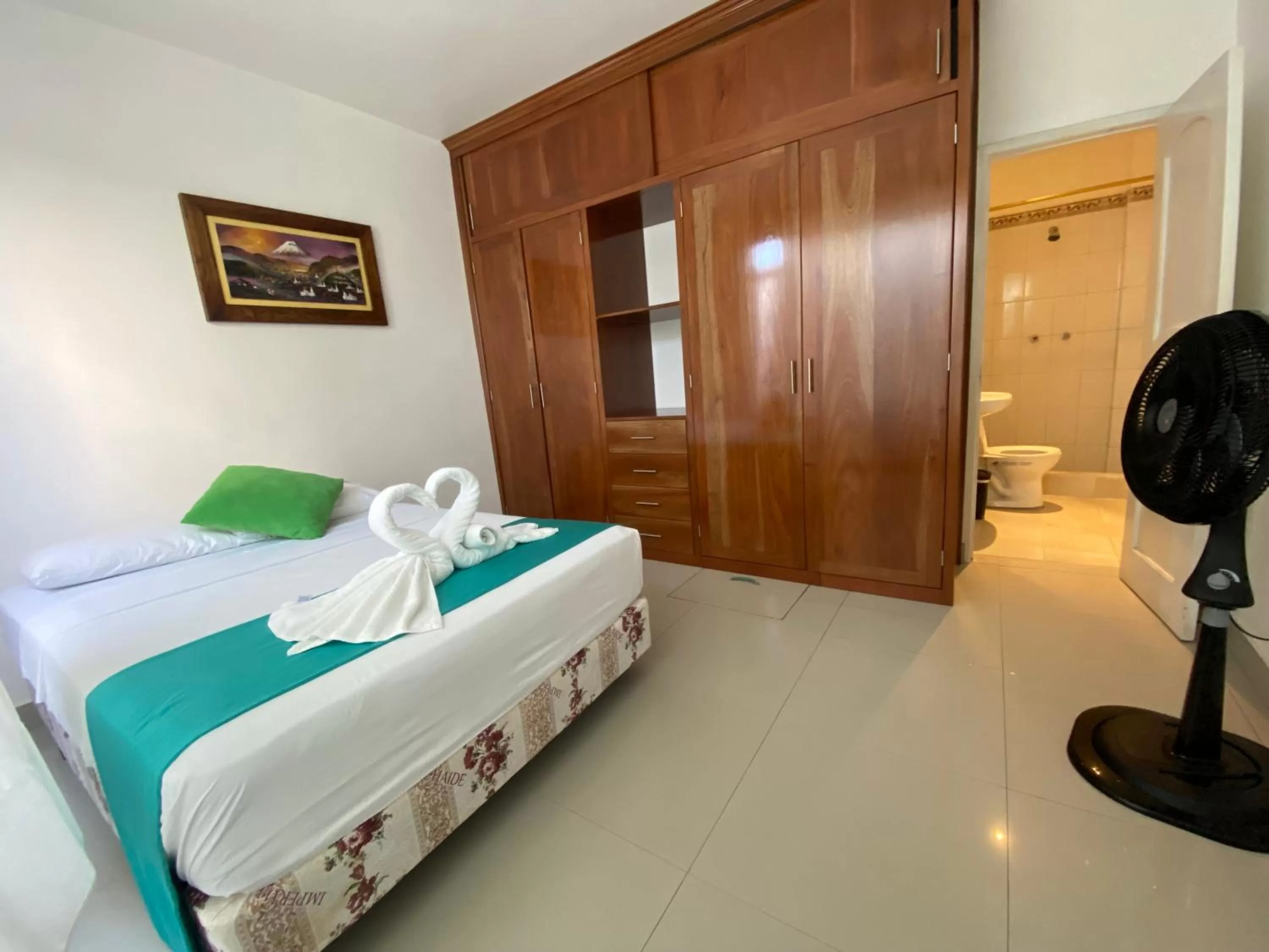 Bathroom, Bed in El Rincón de George