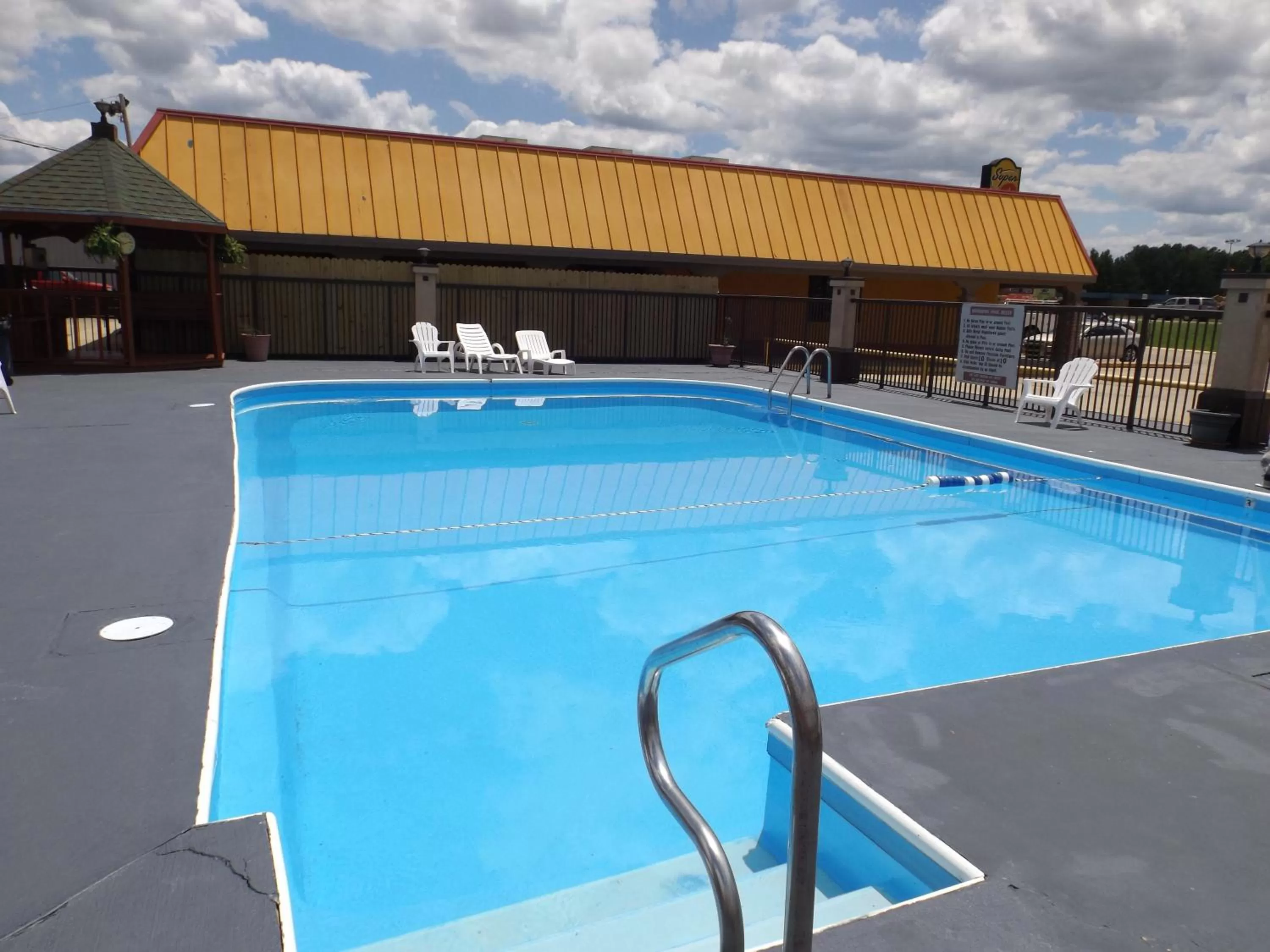 Swimming pool in Super 8 by Wyndham Monticello AR