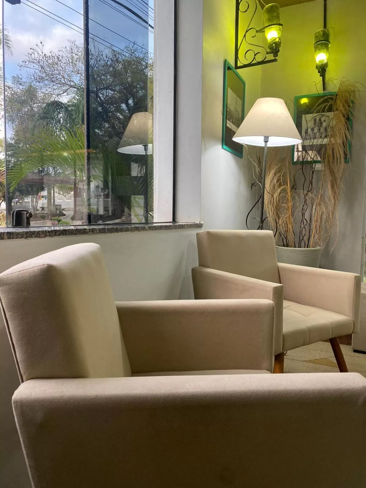 Communal lounge/ TV room in Queiroz Palace Hotel