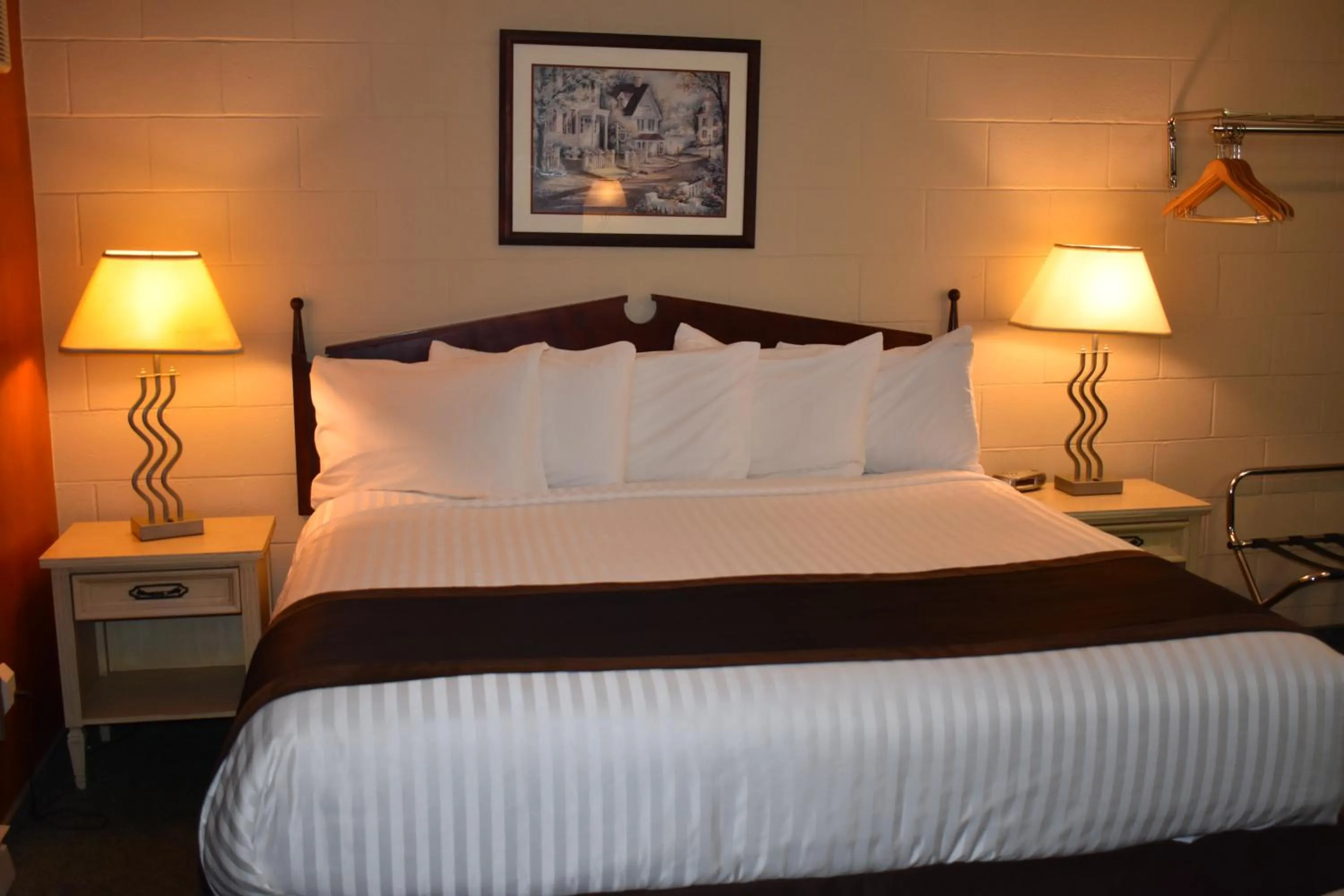 Bed in Hope Inn and Suites