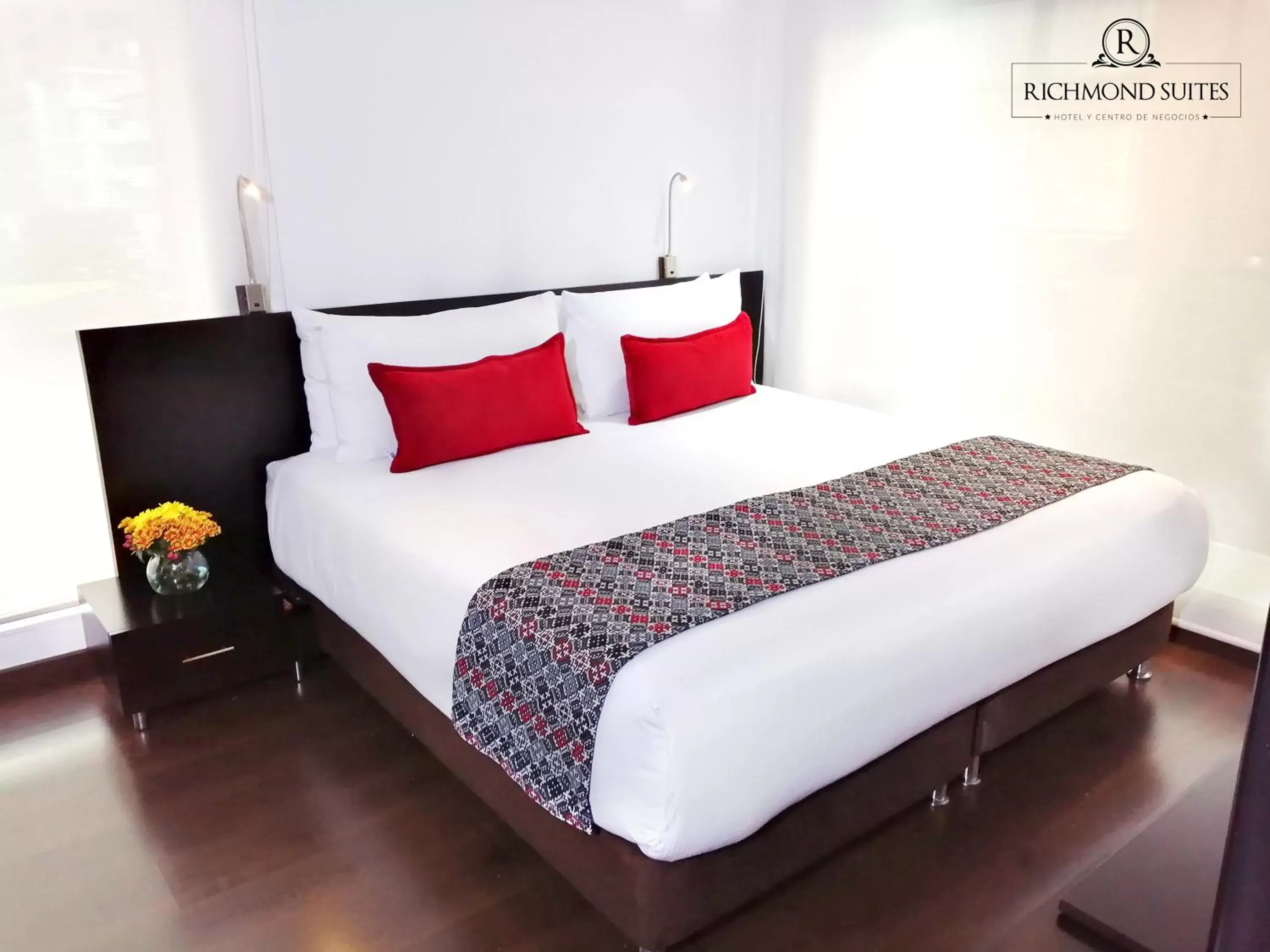 King Suite in Richmond Suites Hotel King Suite in Richmond Suites Hotel