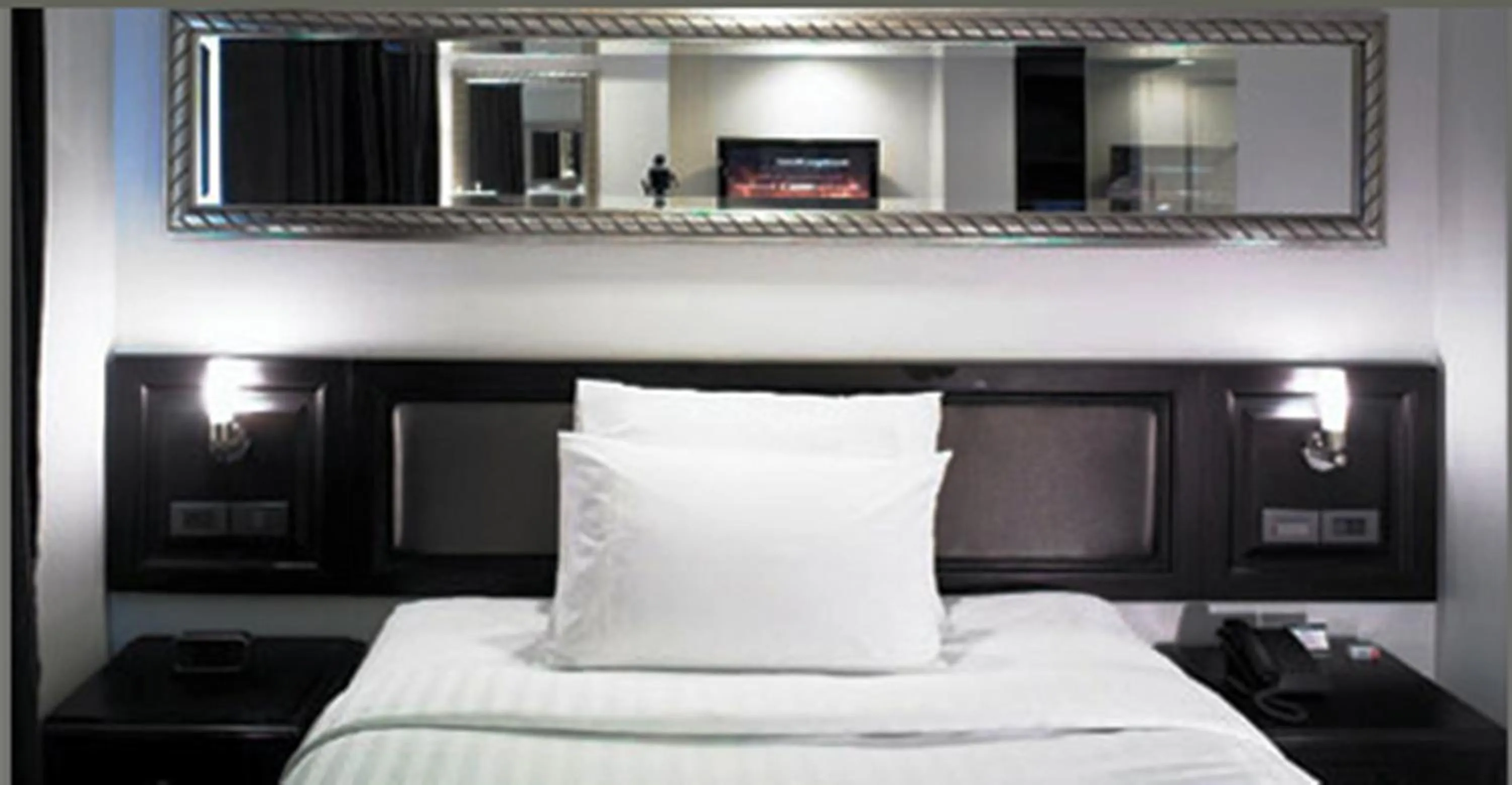 Bed in Gulliver's Tavern Hotel