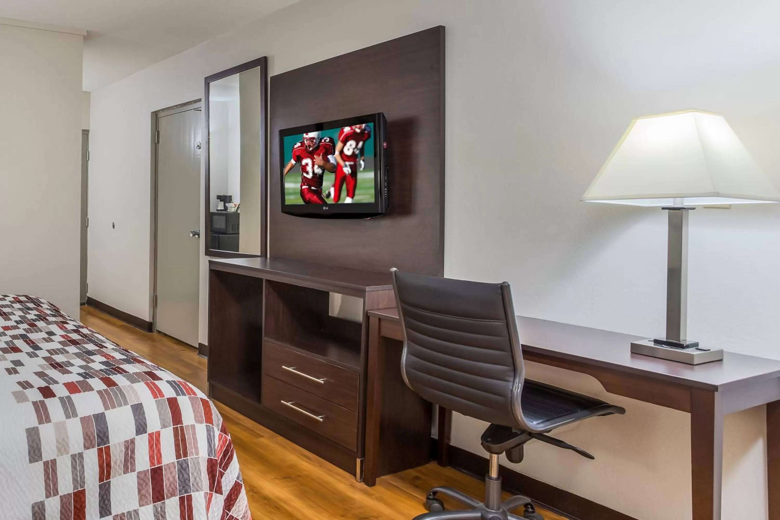 Photo of the whole room, Bed in Red Roof Inn Meridian