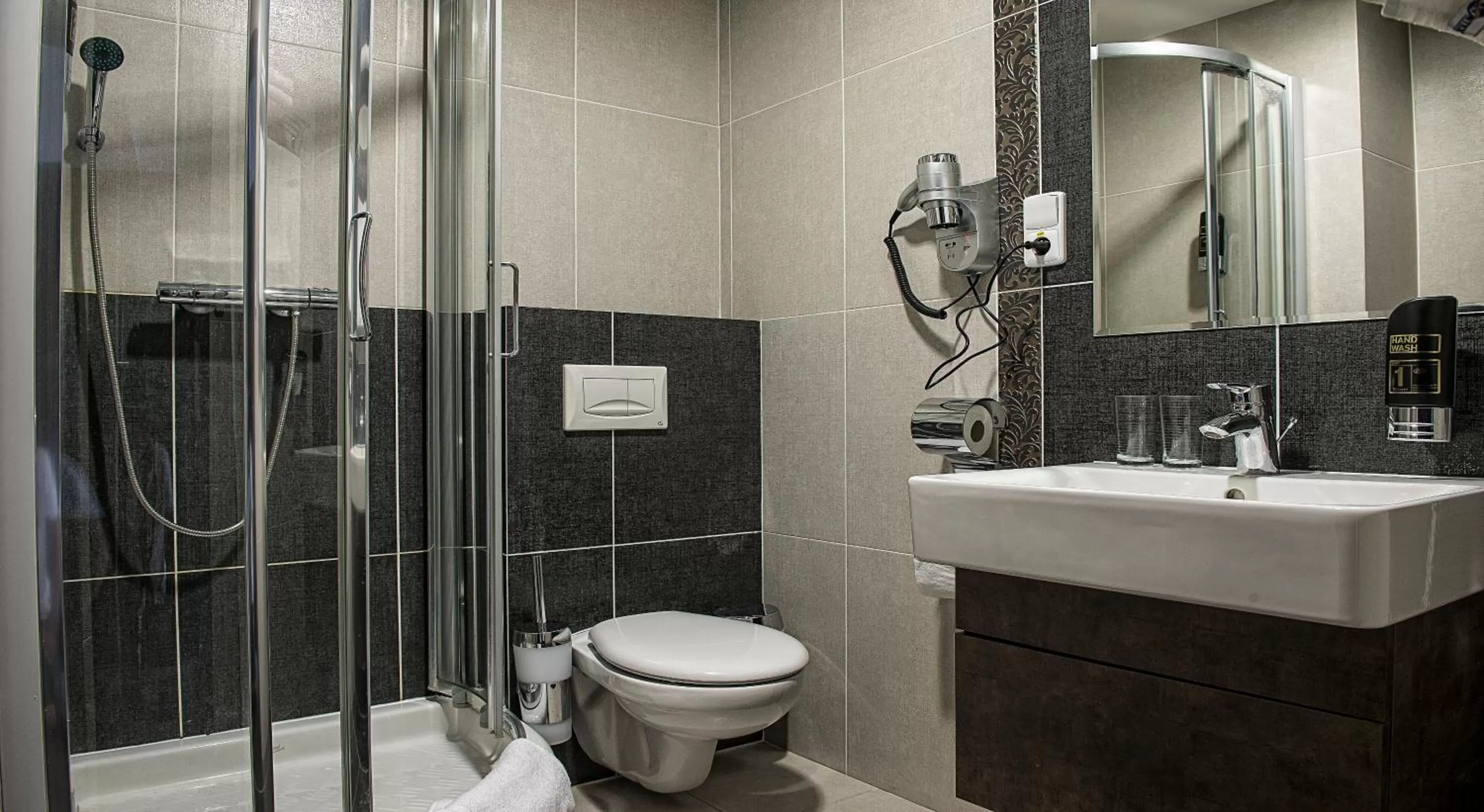 Shower in Hotel Polo