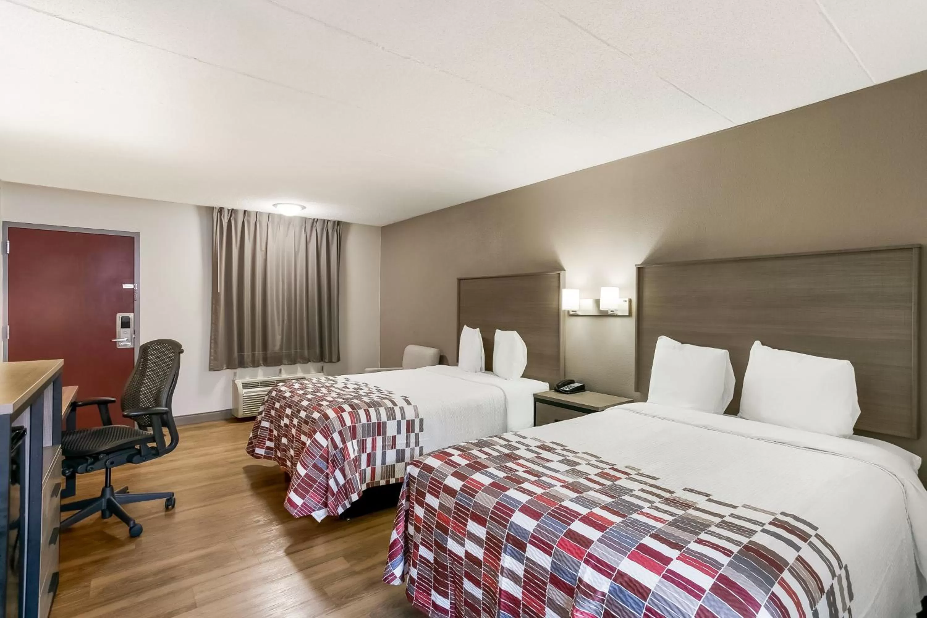 Photo of the whole room, Bed in Red Roof Inn Baltimore