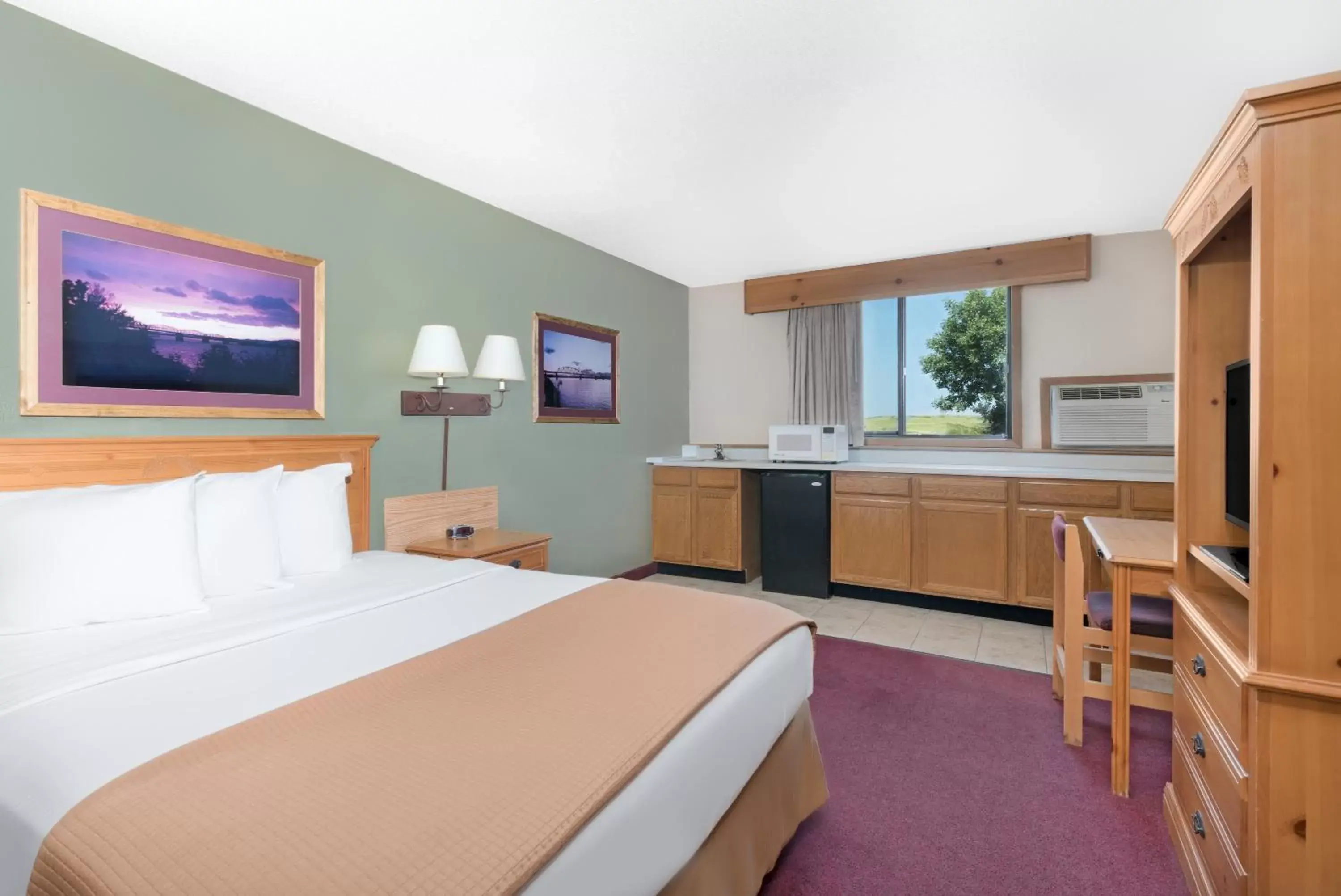 Queen Room - Pet Friendly/Non-Smoking in Super 8 by Wyndham Chamberlain SD Queen Room - Pet Friendly/Non-Smoking in Super 8 by Wyndham Chamberlain SD