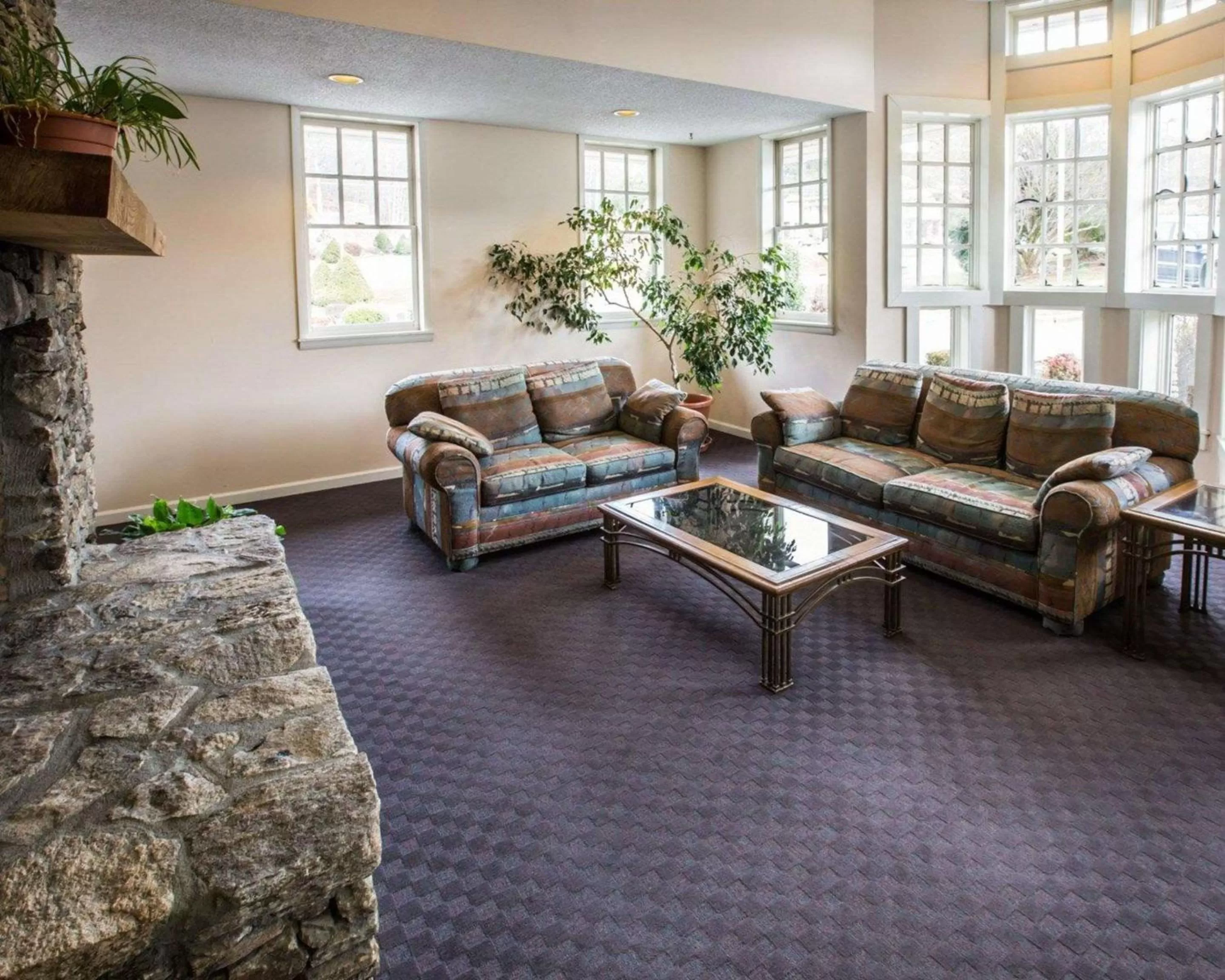 Lobby or reception in Rodeway Inn & Suites Cherokee On the River