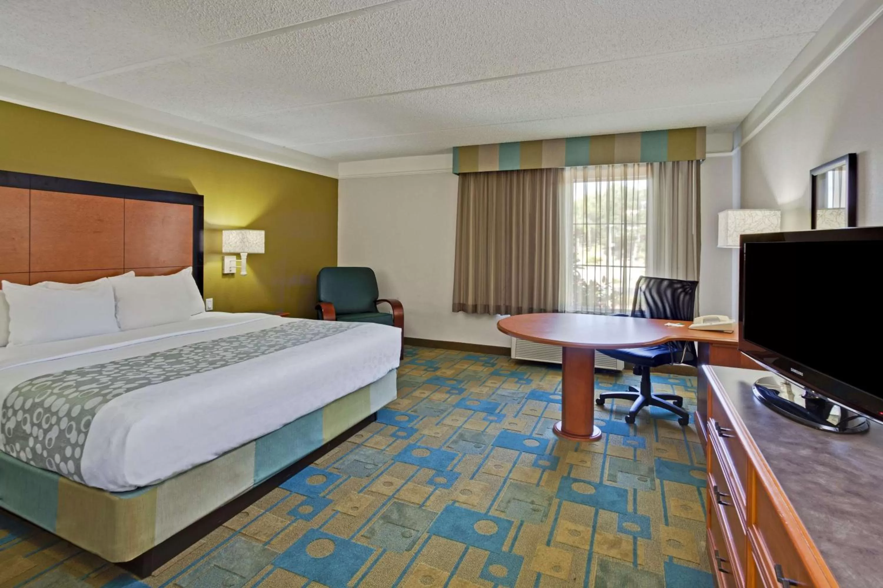 Photo of the whole room, Bed in La Quinta by Wyndham Ft. Lauderdale Airport