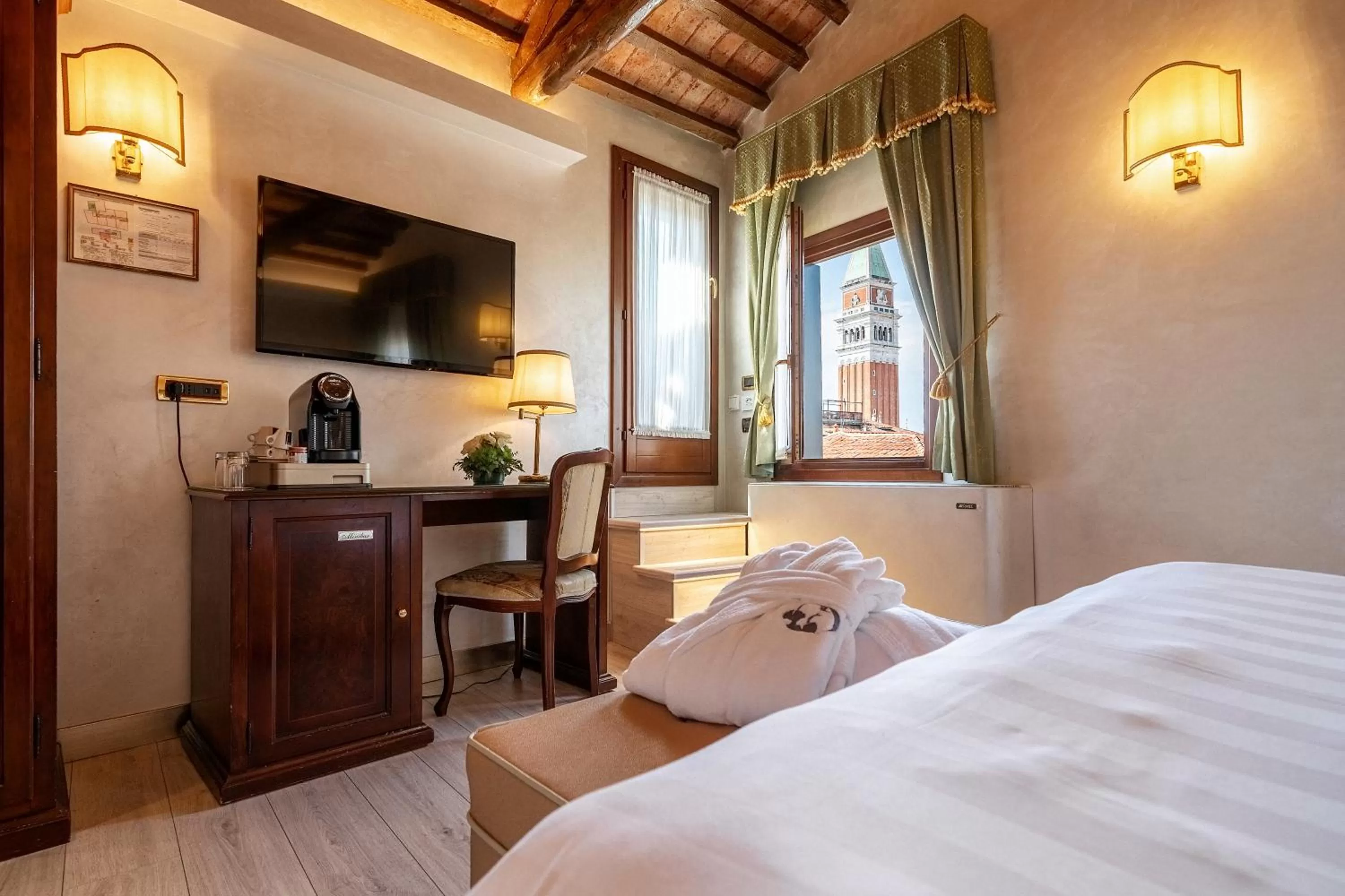 TV and multimedia, Bed in Hotel Colombina