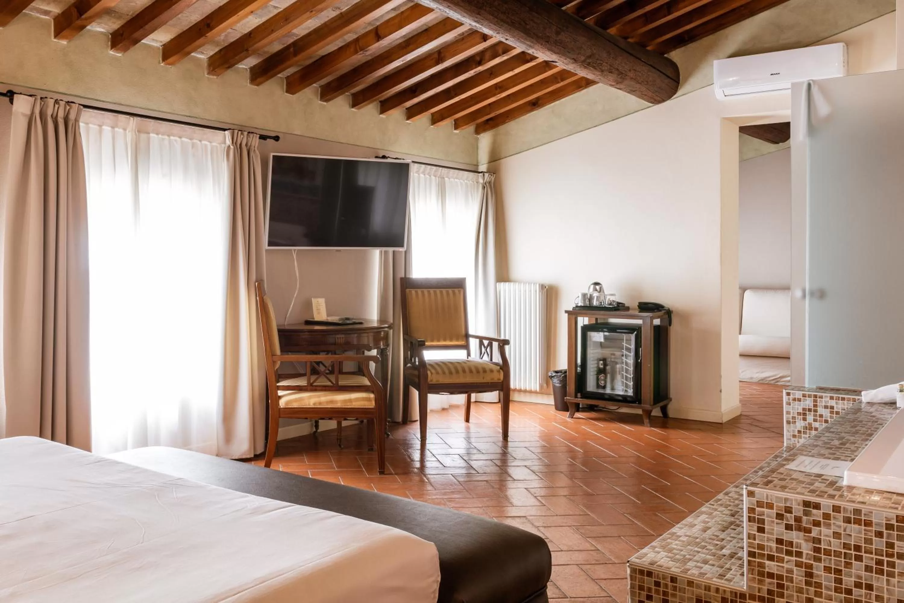 TV/Entertainment Center in Classique