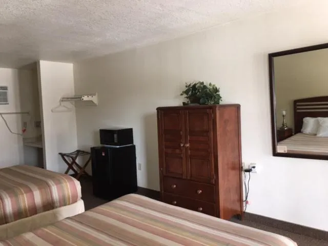 Photo of the whole room, Bed in Dinner Bell Motel