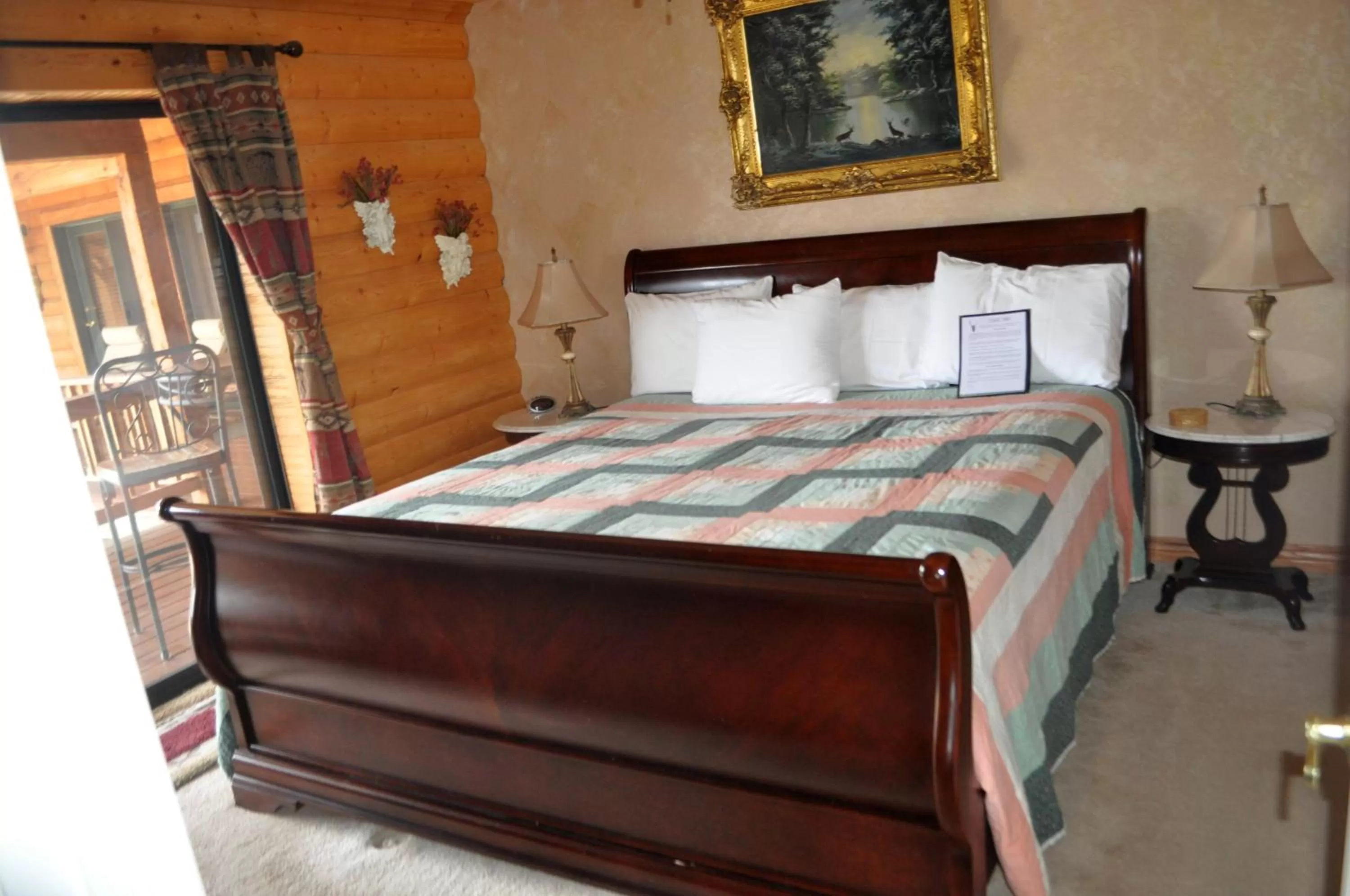 Bed in Elkwood Manor Bed & Breakfast