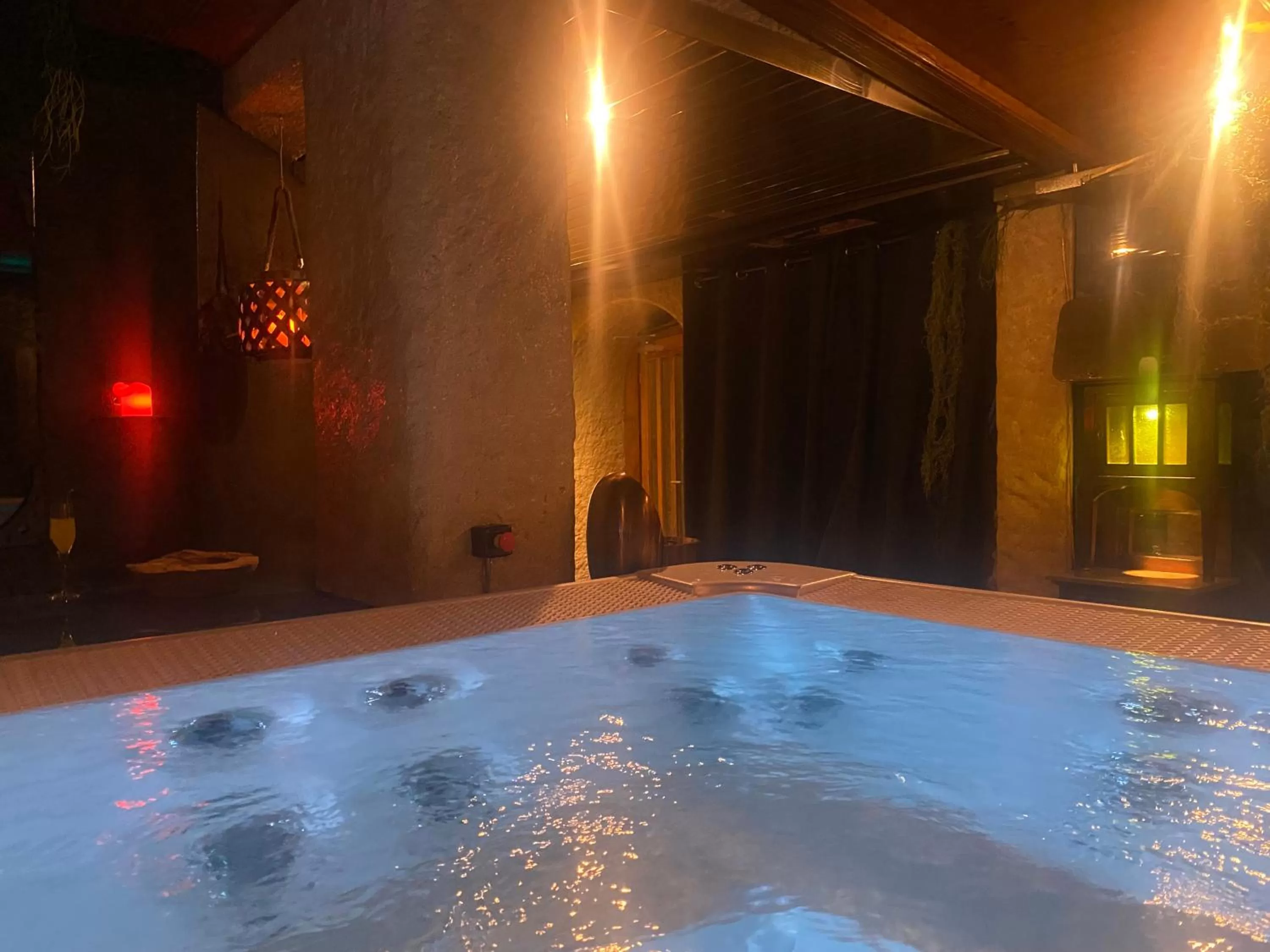Hot Tub in HOTEL de la Truite & SPA Le petit Nautilus