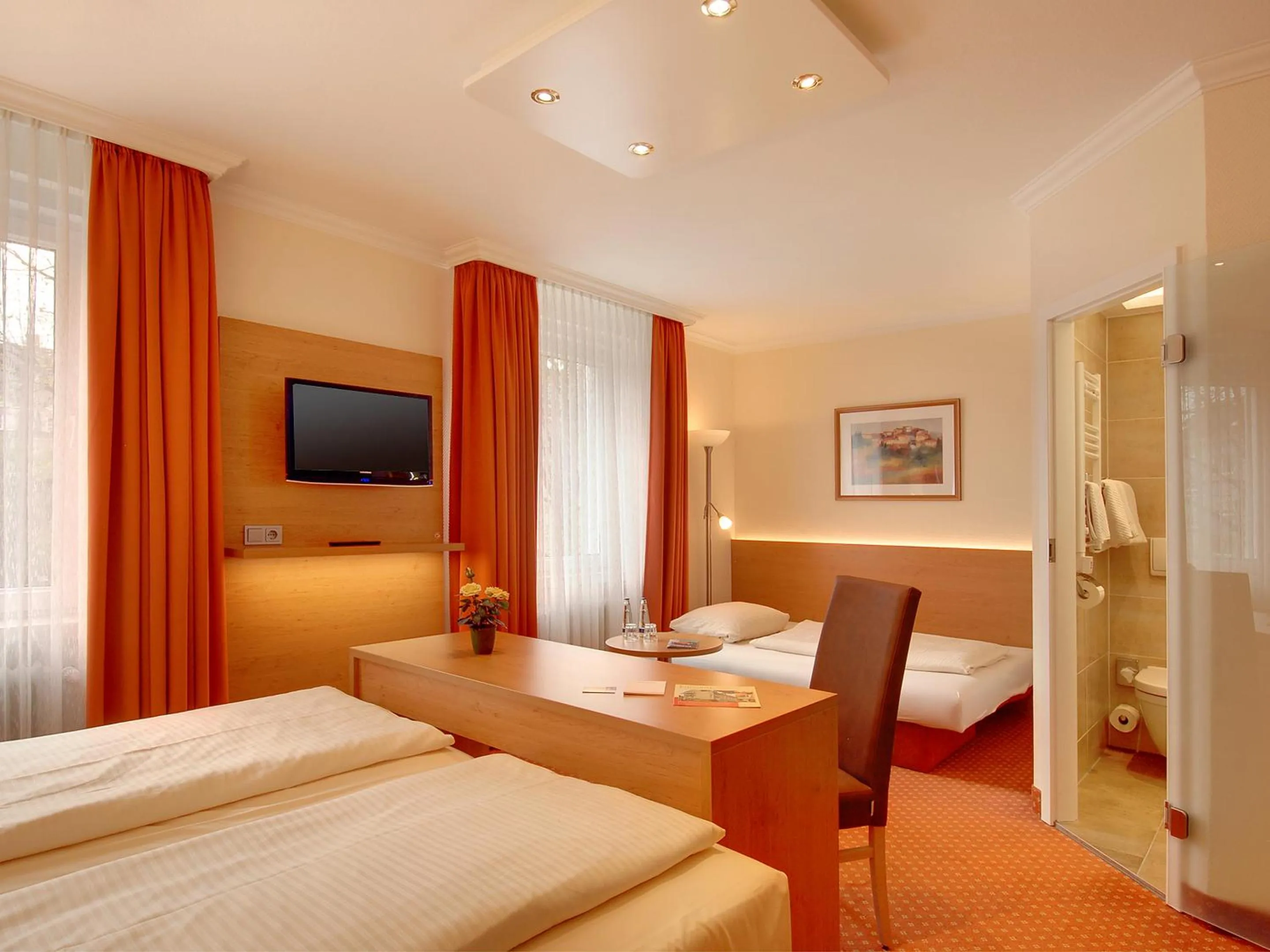 Photo of the whole room, Bed in Hotel Kriemhild am Hirschgarten