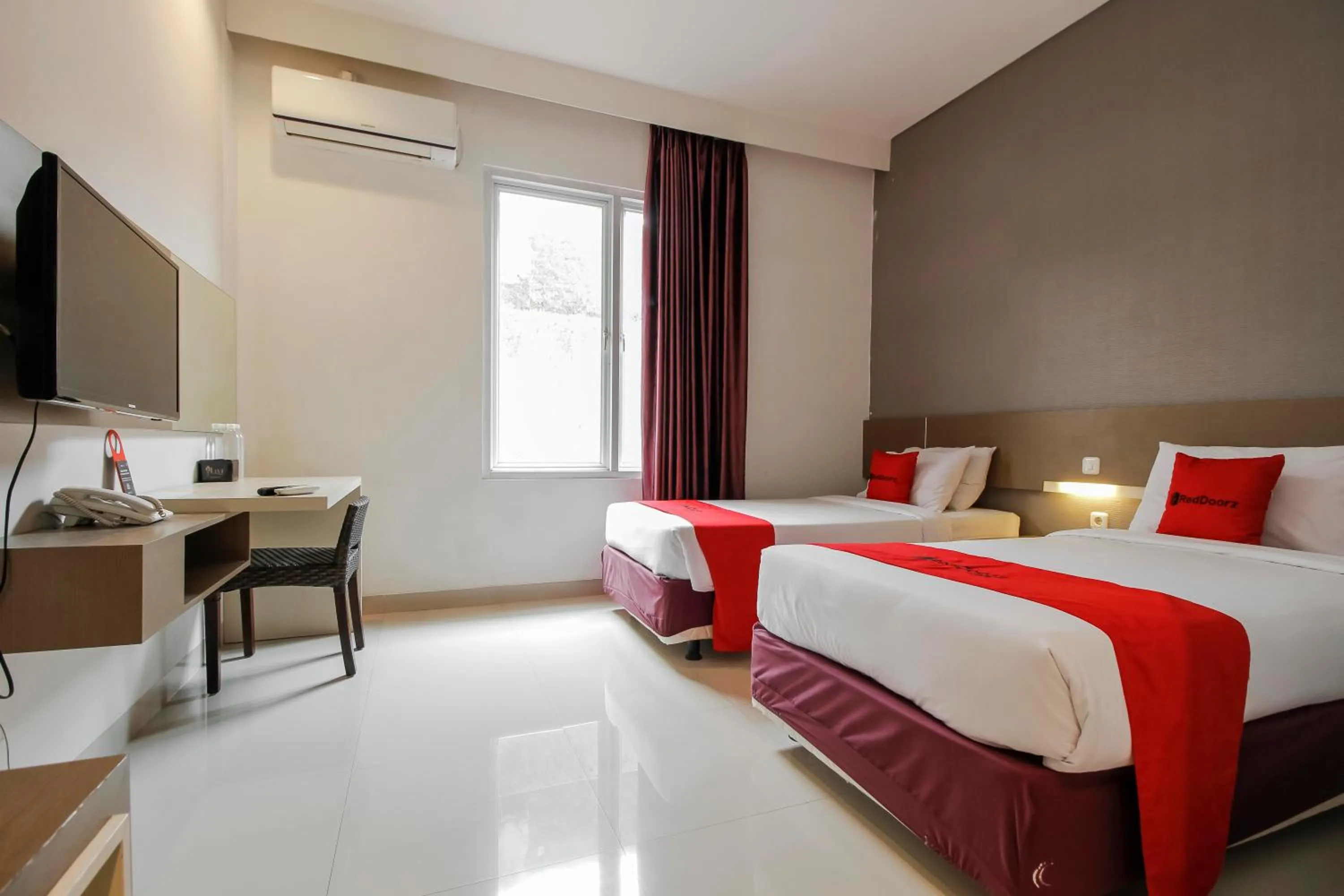 Bedroom, Bed in RedDoorz near Goa Sunyaragi