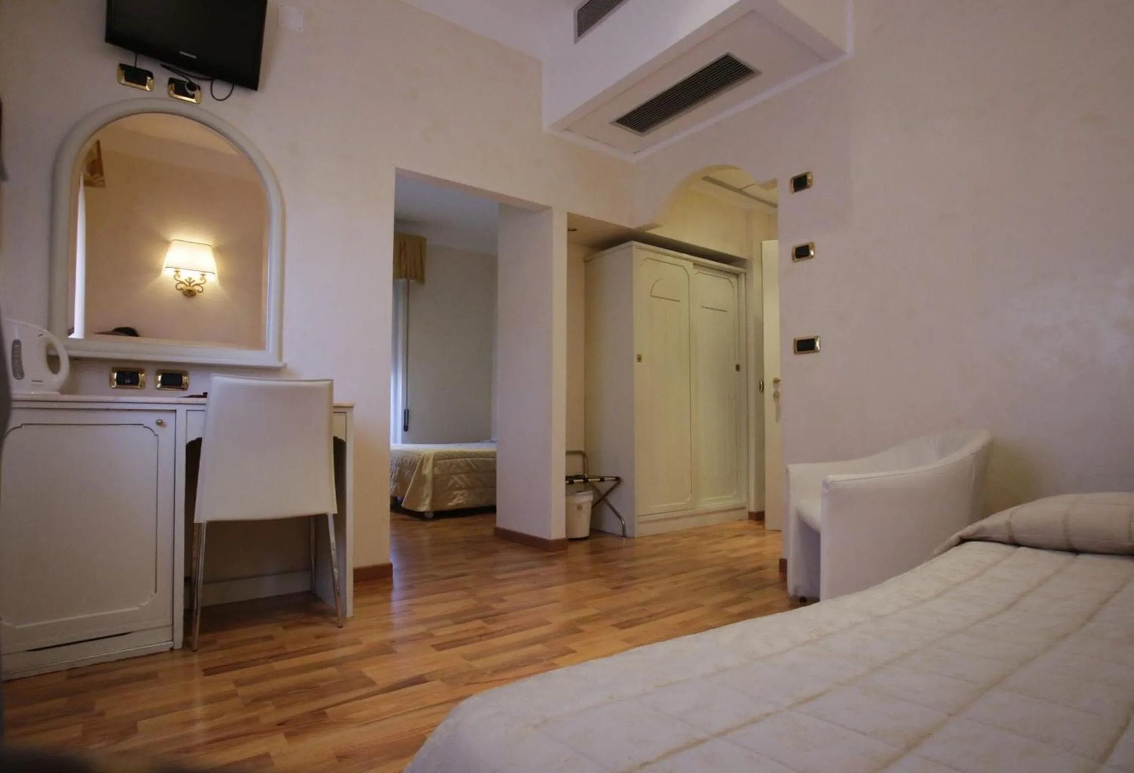 Decorative detail, Bed in Hotel Vienna Ostenda e Ristorante il Danubio