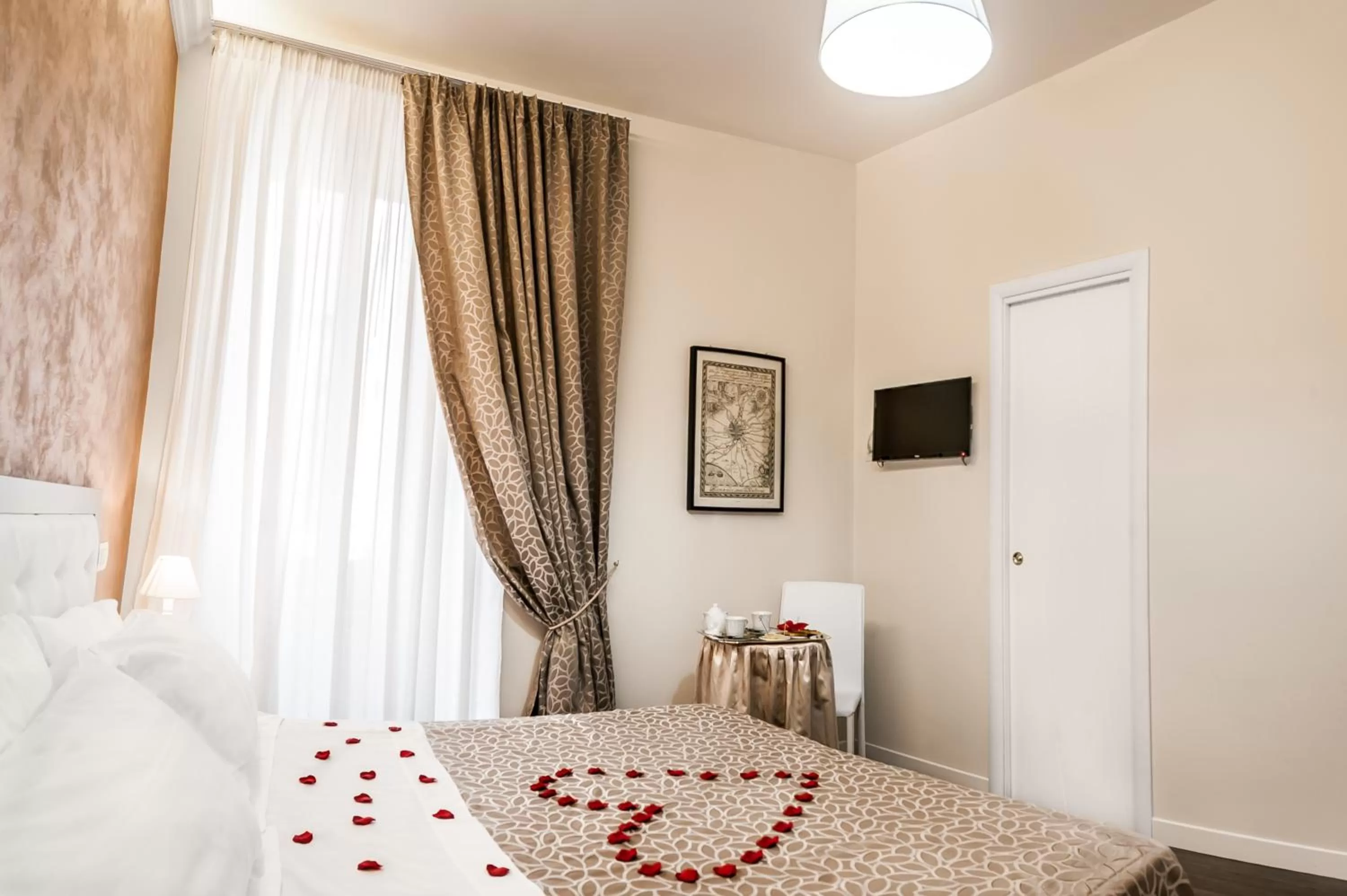 Photo of the whole room, Bed in Relais de l'Opera