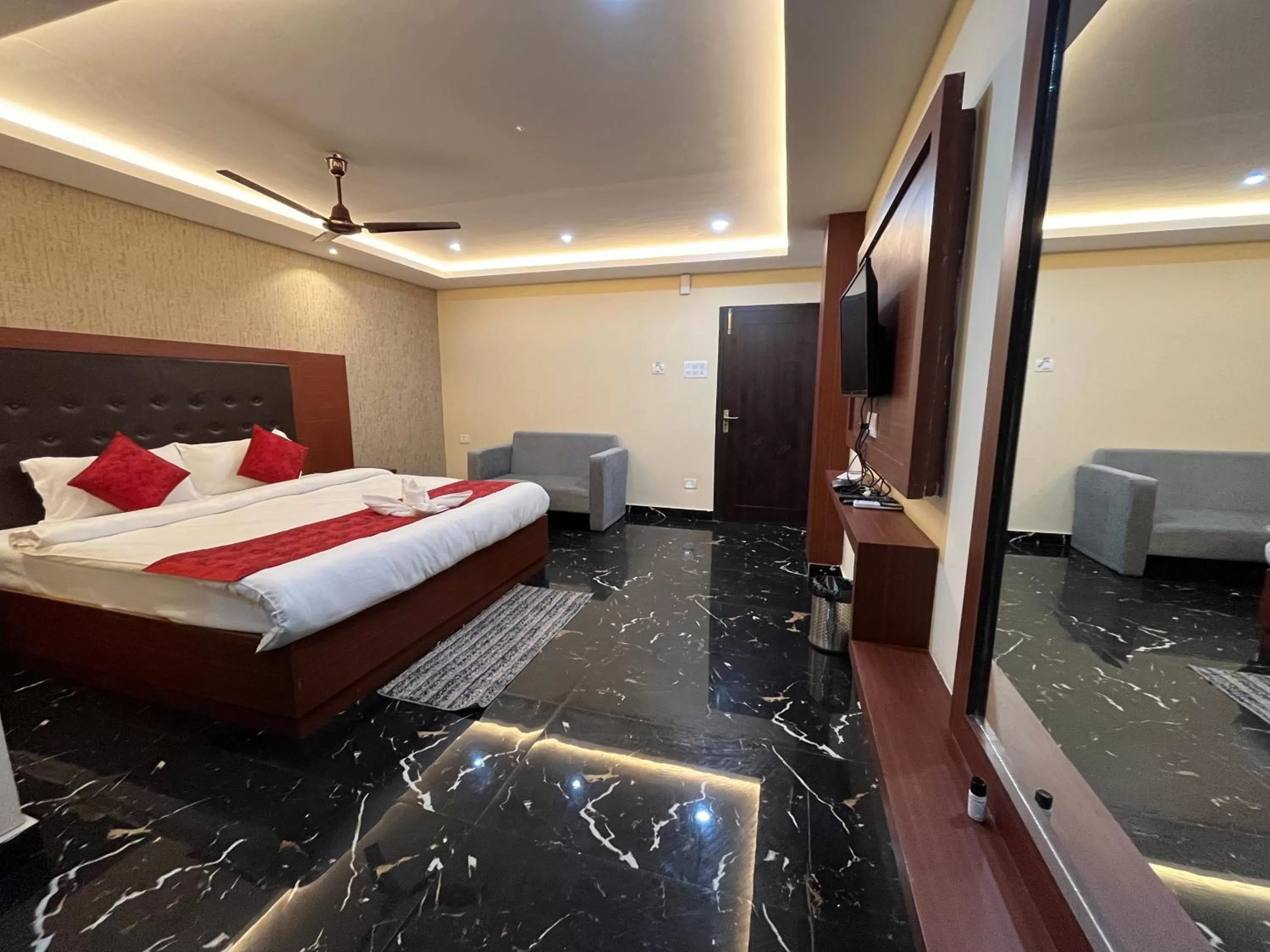 Communal lounge/ TV room, Bed in The Rhino