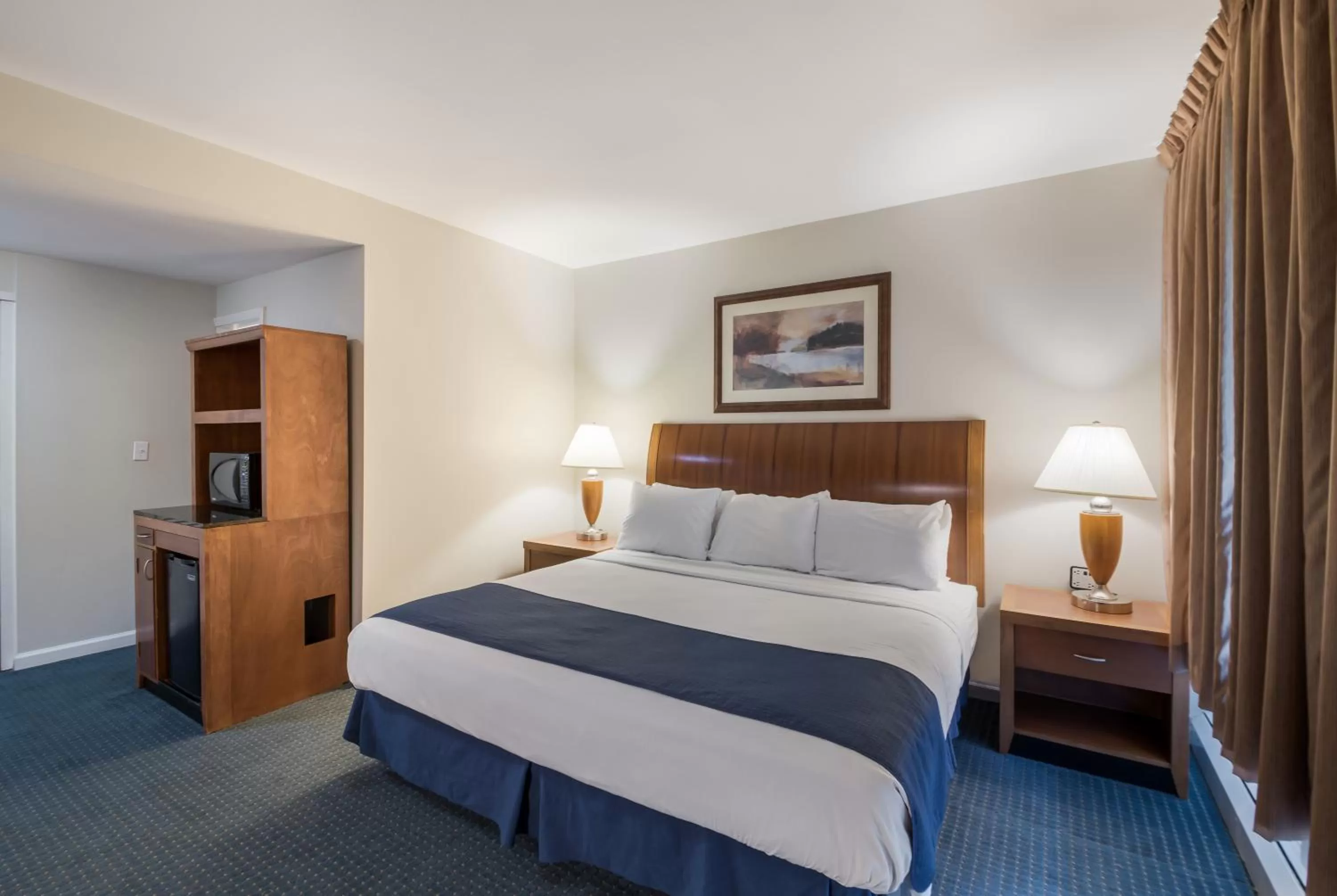 Bed in Americas Best Value Inn-Painted Post